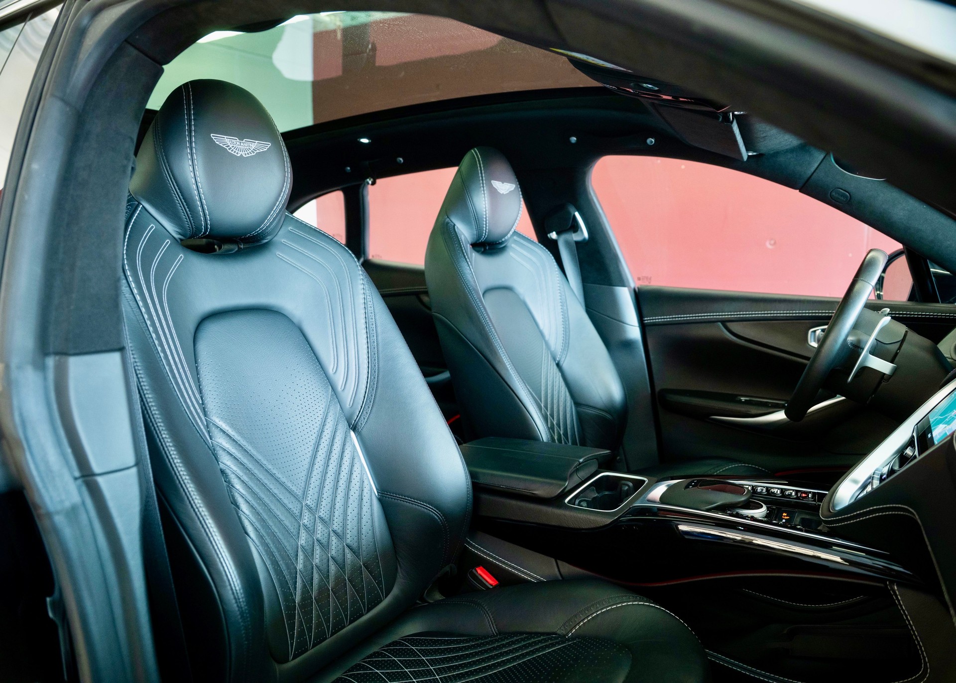 ASTON MARTIN DBX 4.0 V8 (1st hand, perfect condition, full Aston Martin history)-image-23