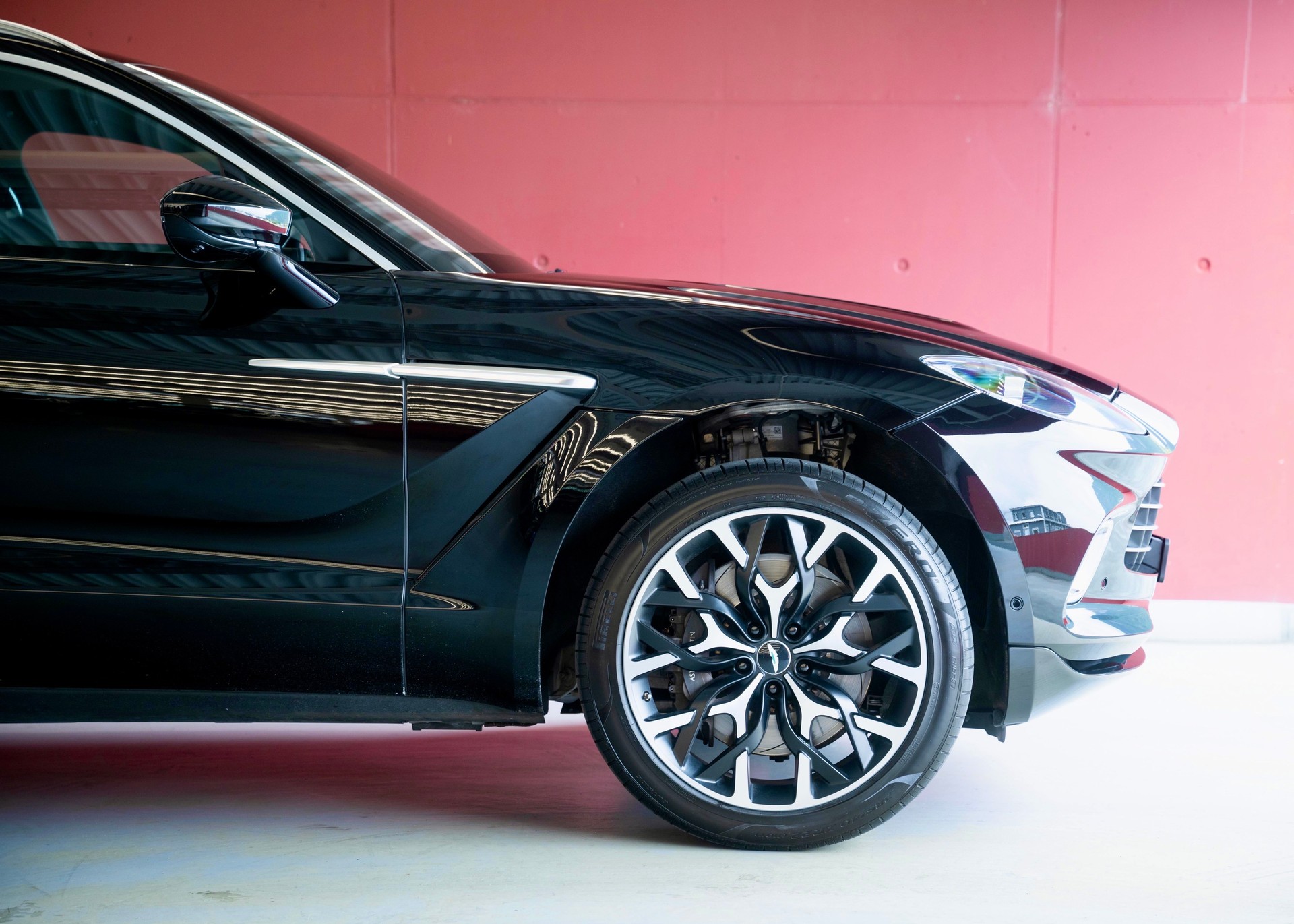 ASTON MARTIN DBX 4.0 V8 (1st hand, perfect condition, full Aston Martin history)-image-8