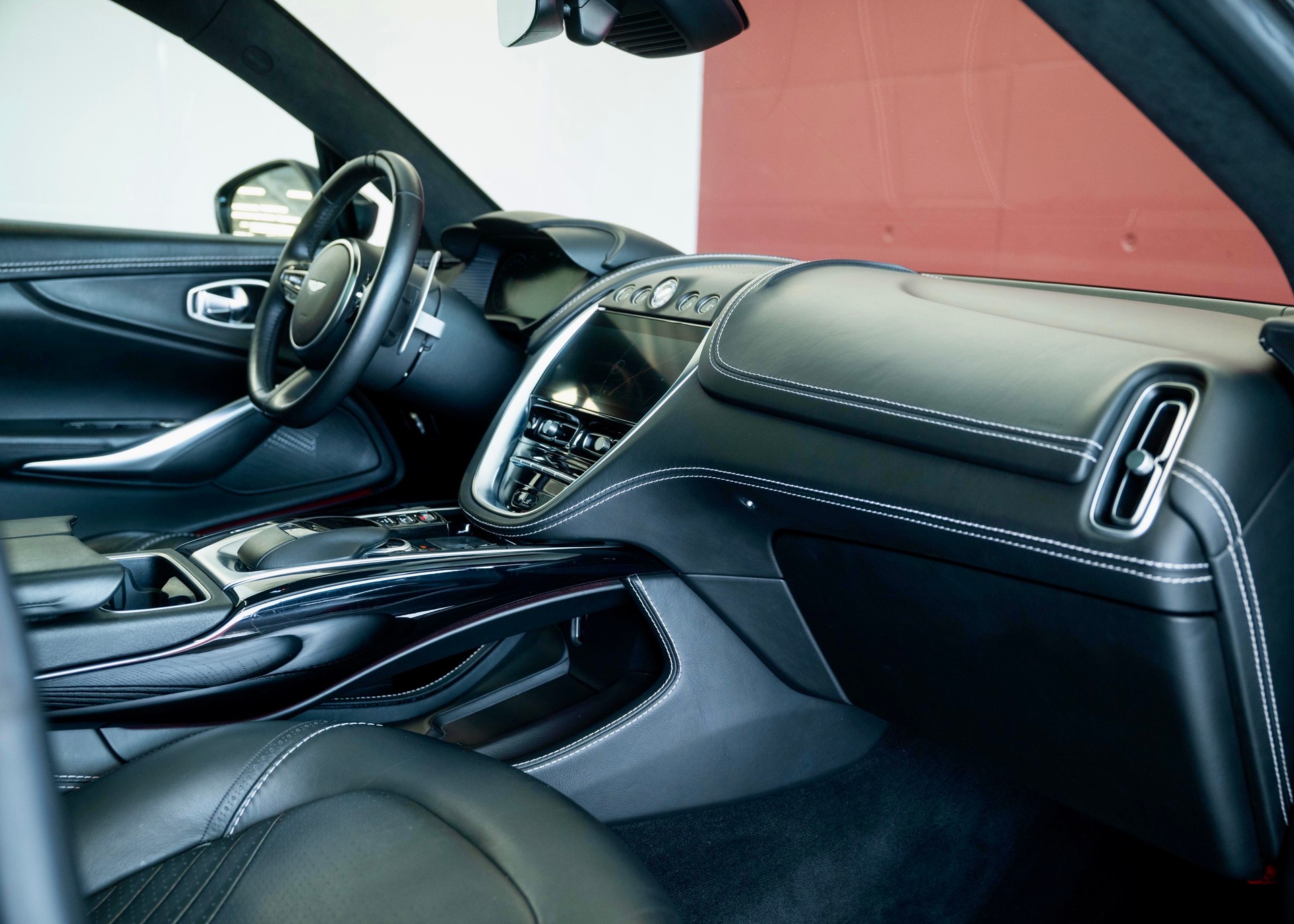 ASTON MARTIN DBX 4.0 V8 (1st hand, perfect condition, full Aston Martin history)-image-19
