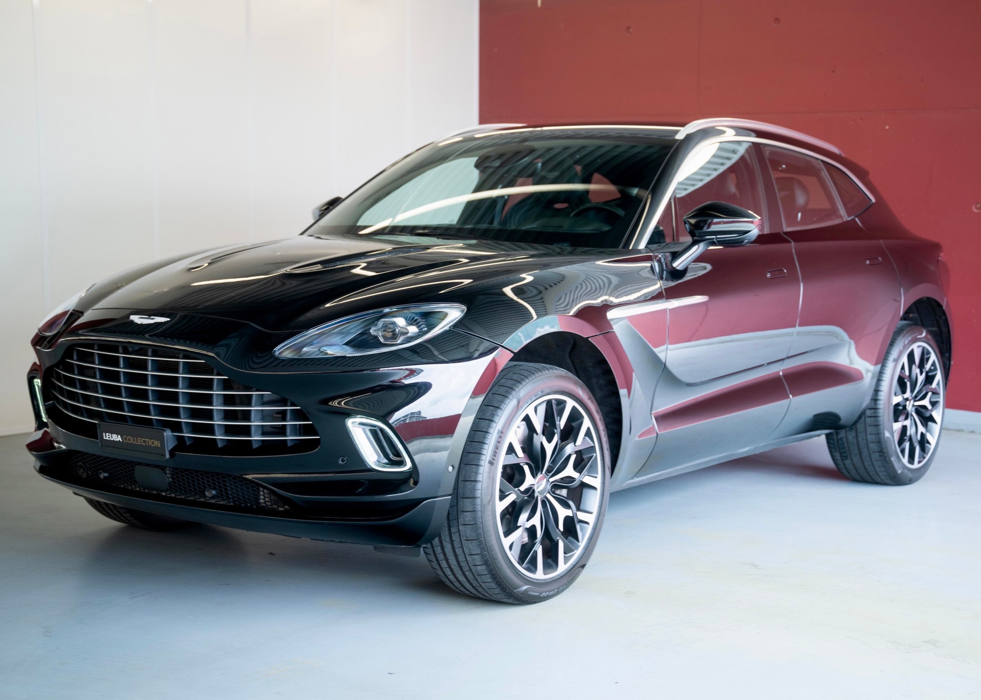 ASTON MARTIN DBX 4.0 V8 (1st hand, perfect condition, full Aston Martin history)-image-4