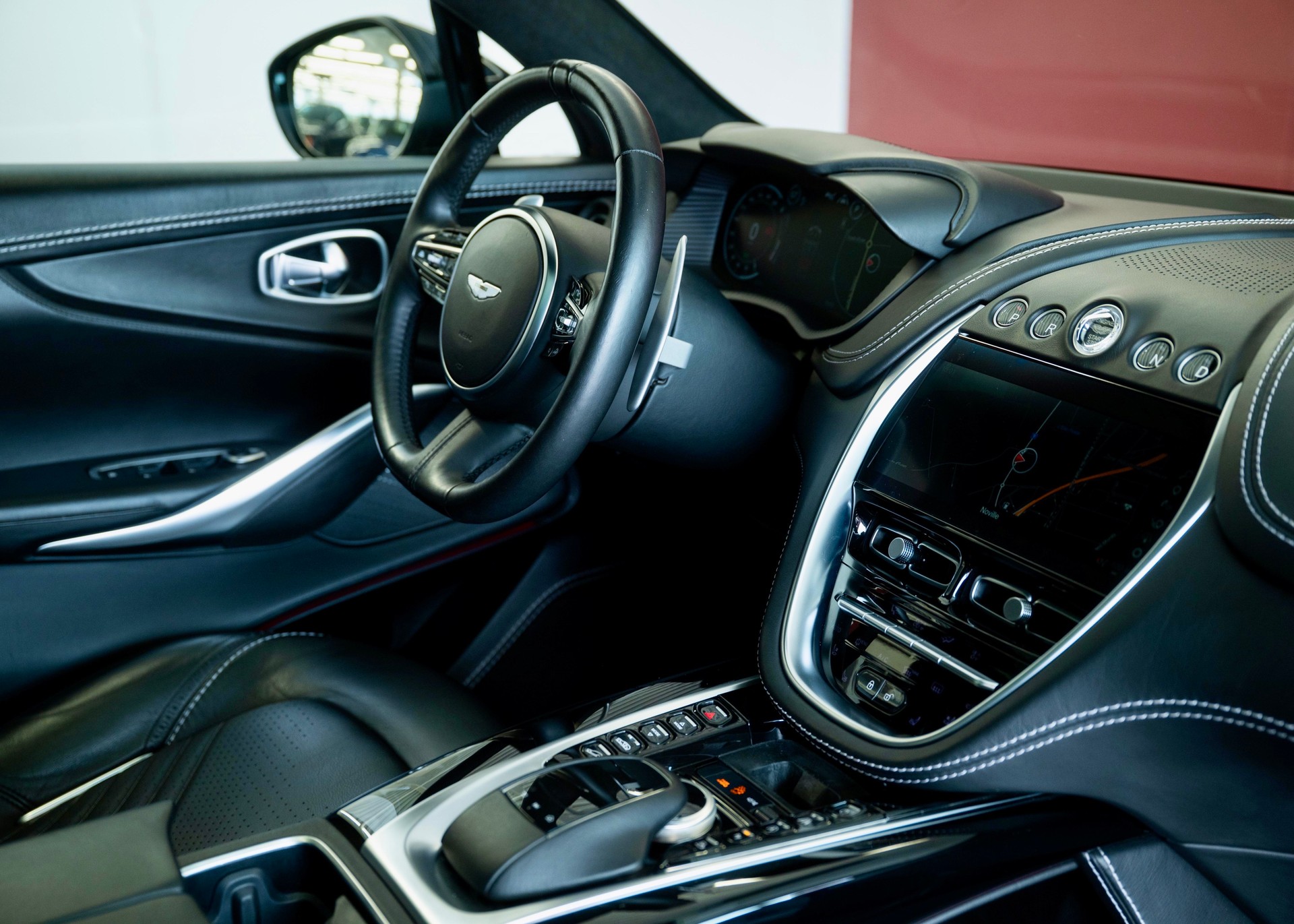 ASTON MARTIN DBX 4.0 V8 (1st hand, perfect condition, full Aston Martin history)-image-18