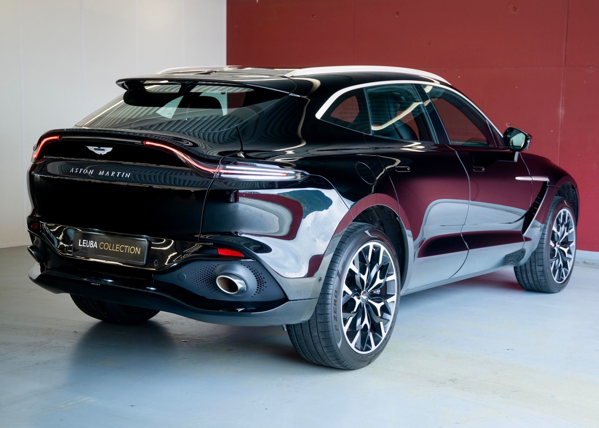 ASTON MARTIN DBX 4.0 V8 (1st hand, perfect condition, full Aston Martin history)-image-5