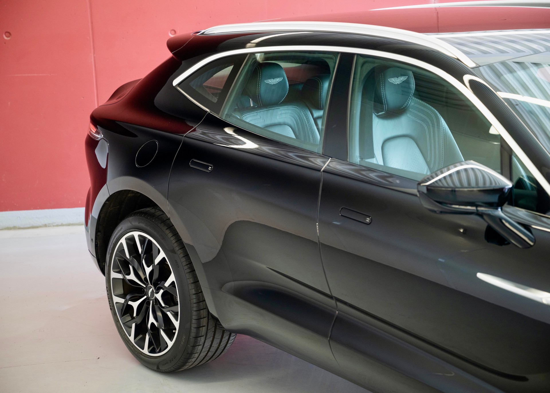 ASTON MARTIN DBX 4.0 V8 (1st hand, perfect condition, full Aston Martin history)-image-12