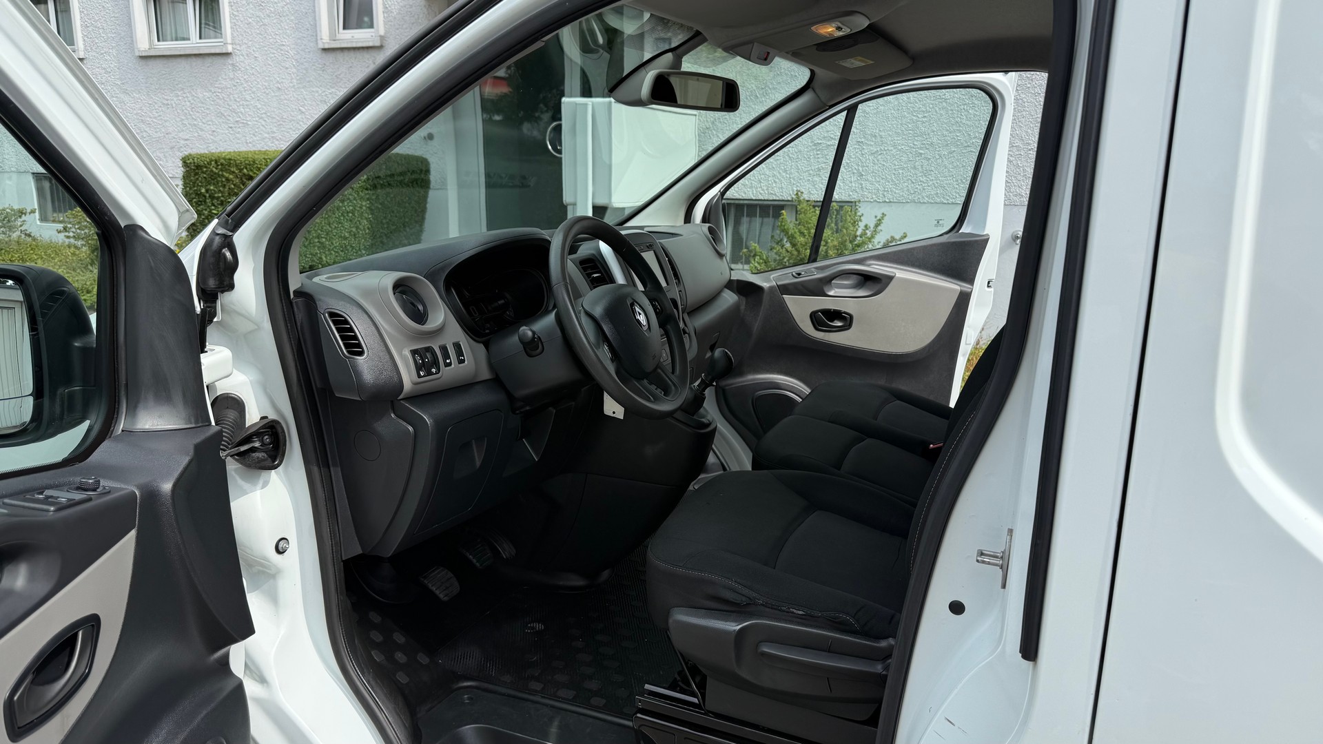RENAULT Trafic 1.6 ENERGY TwinT. dCi120 2.9t Business L2H1-image-12