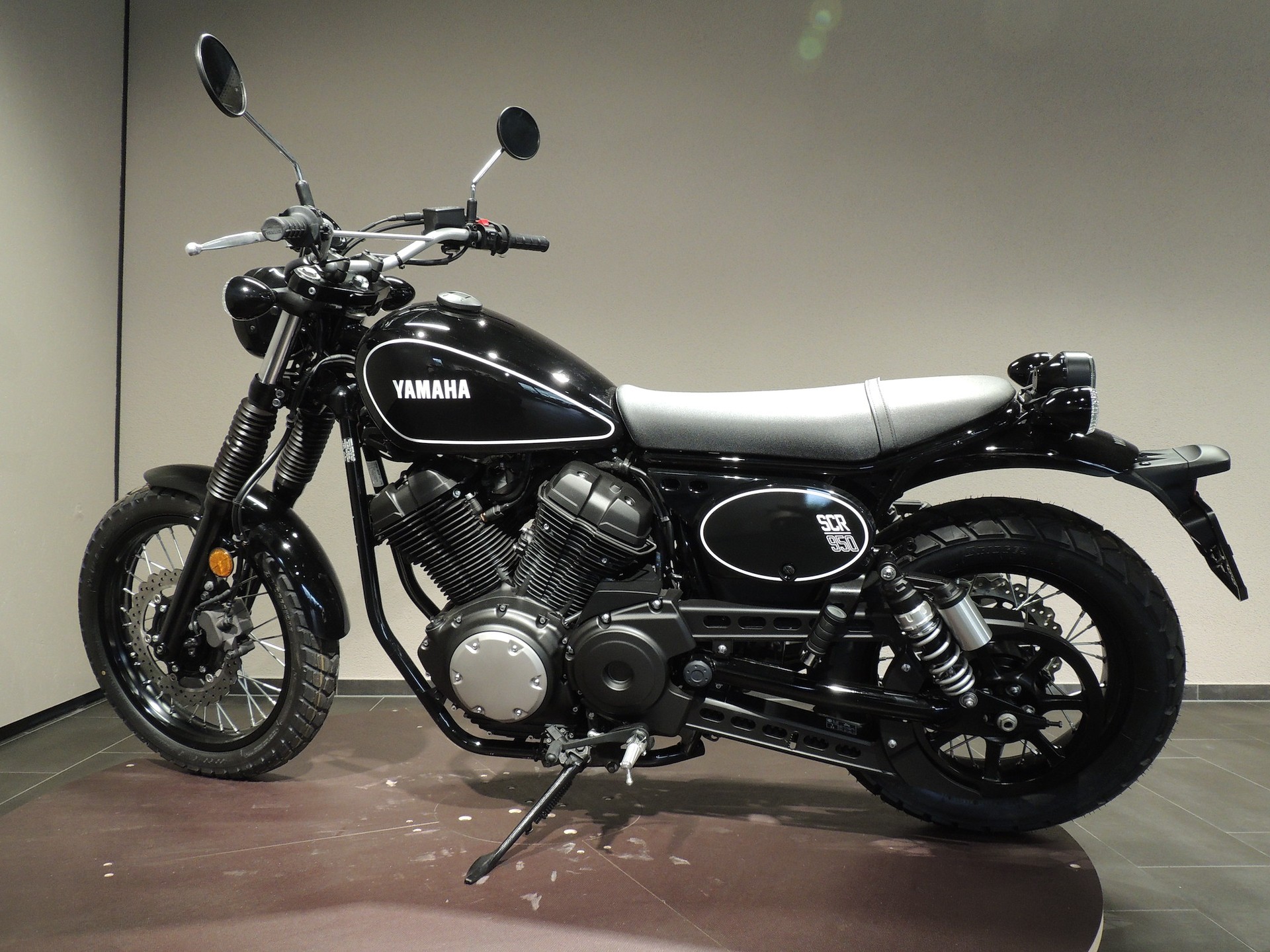 YAMAHA SCR 950-showroom-element-2