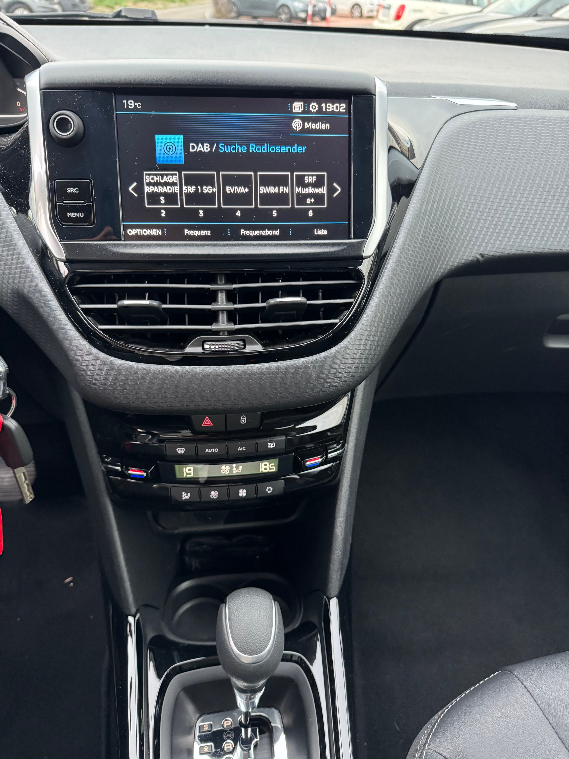 PEUGEOT 2008 1.2 PureTech Active EAT6-image-19