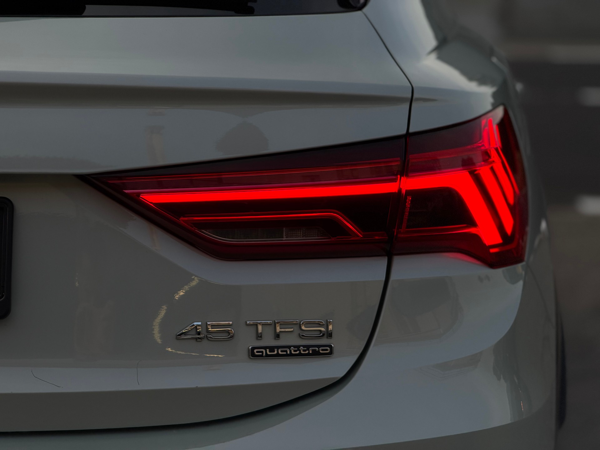 AUDI Q3 Sportback 45 TFSI S line quattro S-tronic-image-8