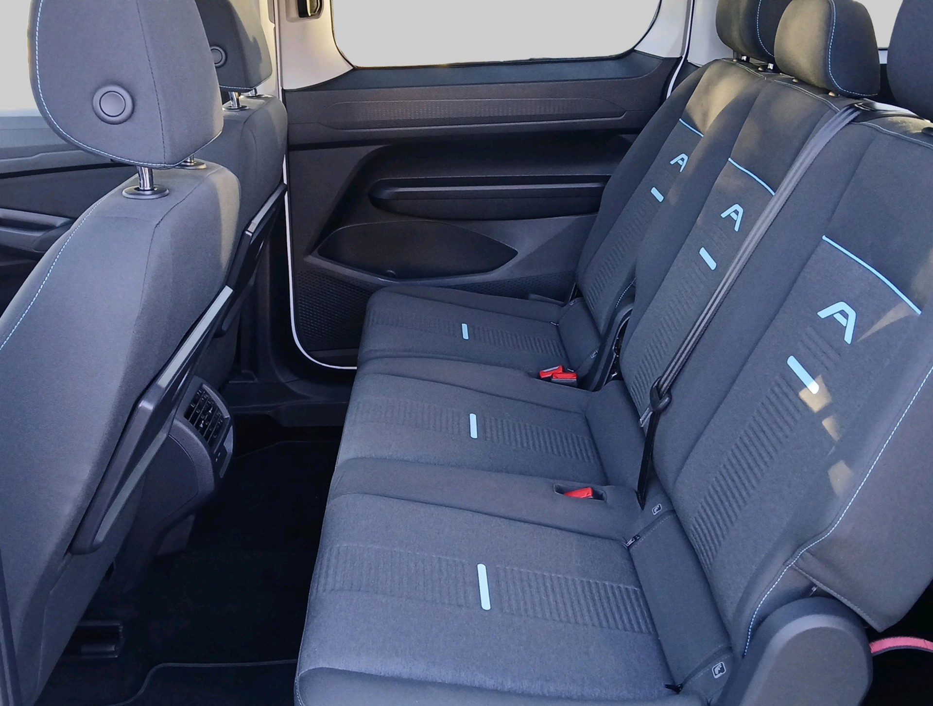 FORD GRAND TOURNEO CONNECT-image-8