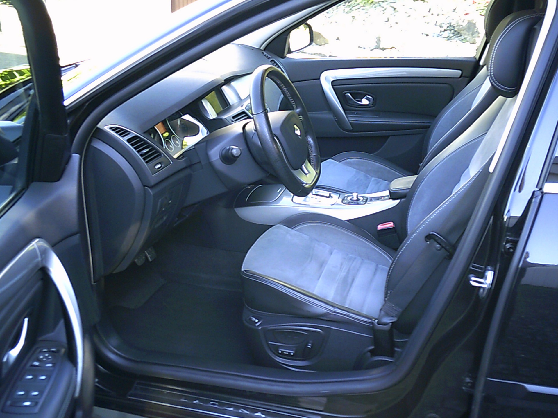 RENAULT Laguna Grandtour 2.0 dCi Initiale Automatic-image-7