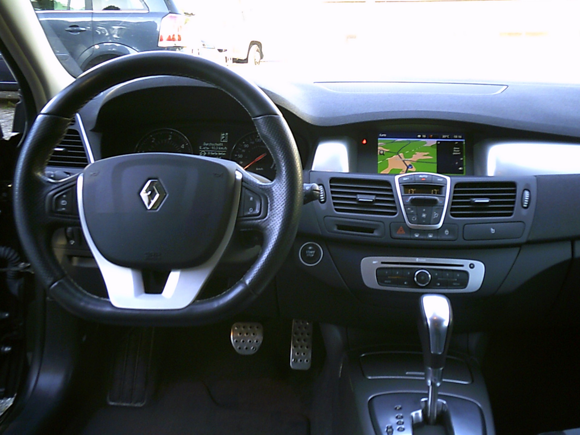 RENAULT Laguna Grandtour 2.0 dCi Initiale Automatic-image-9