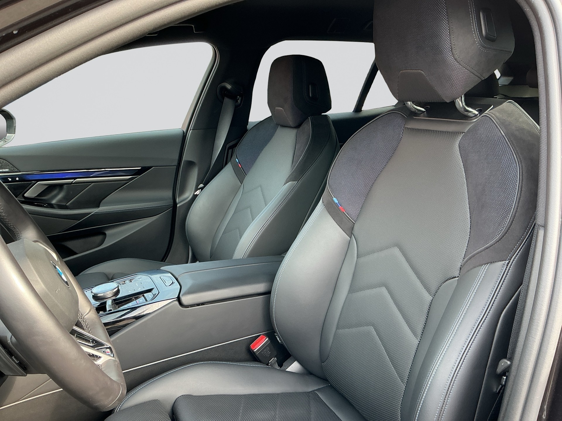 BMW 520d xDrive 48V Touring M Sport Steptronic-image-6