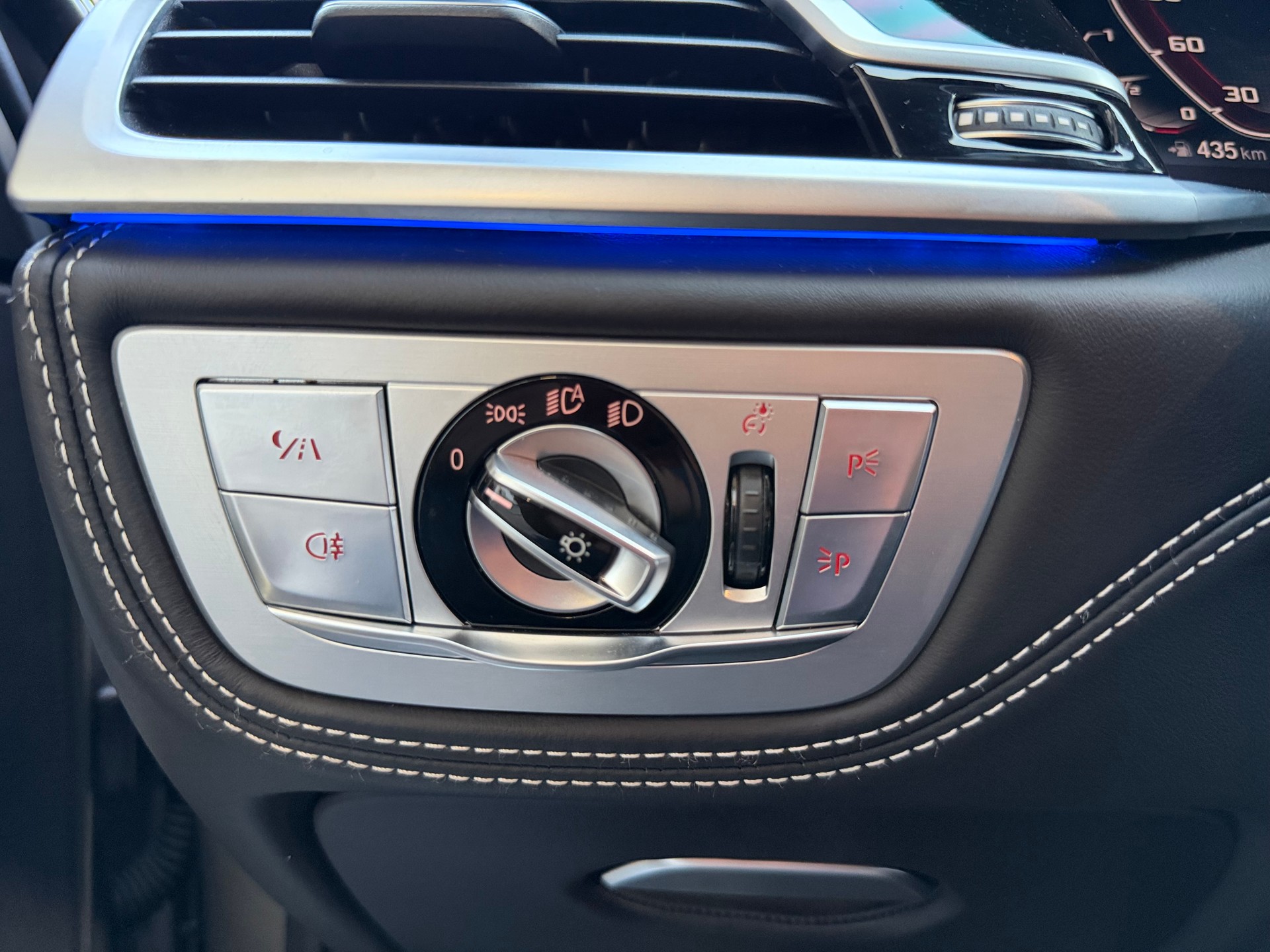 BMW 750i xDrive Steptronic-image-14
