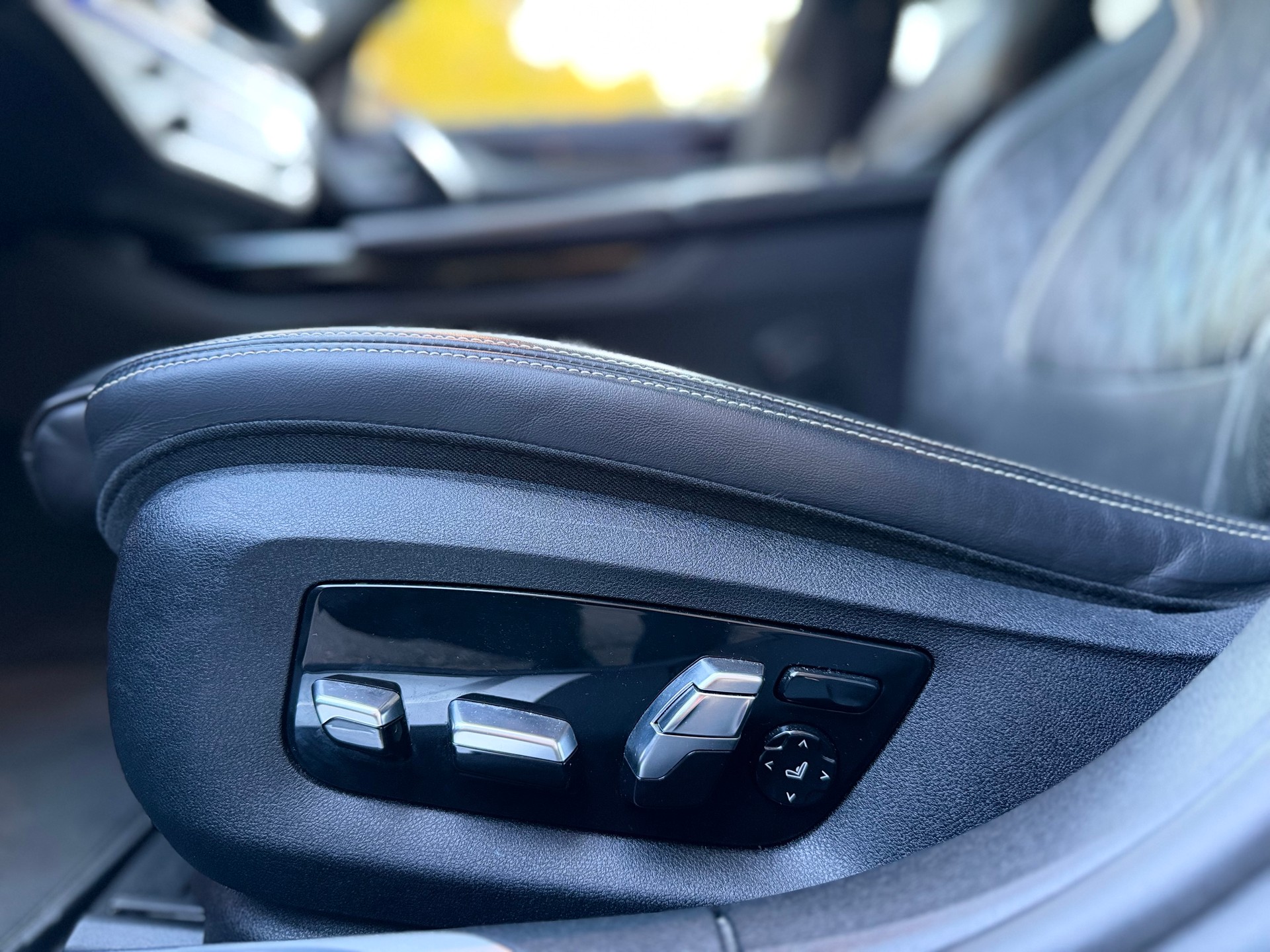 BMW 750i xDrive Steptronic-image-8