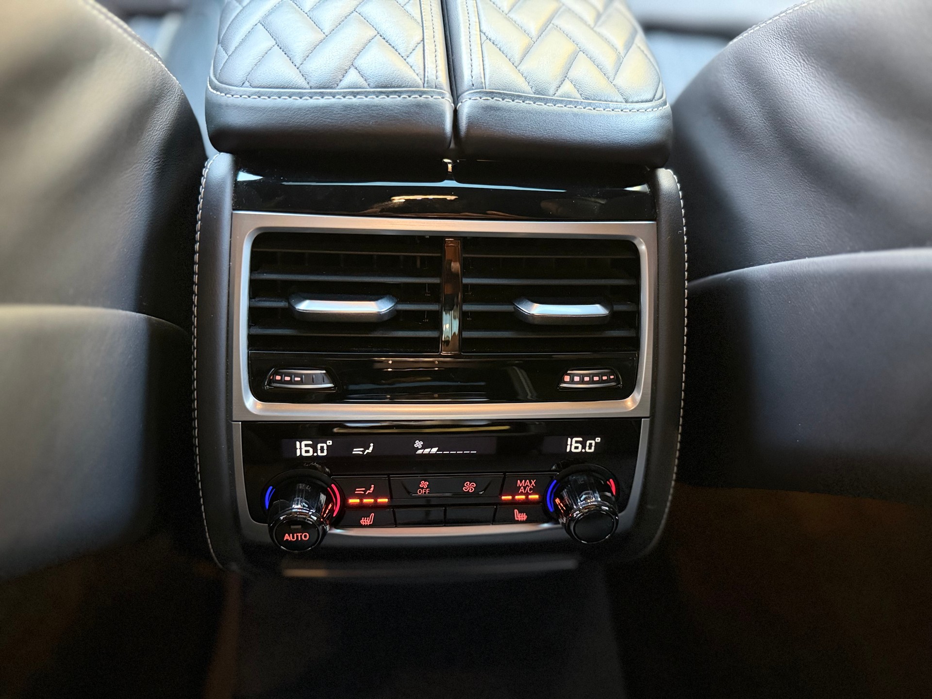 BMW 750i xDrive Steptronic-image-31