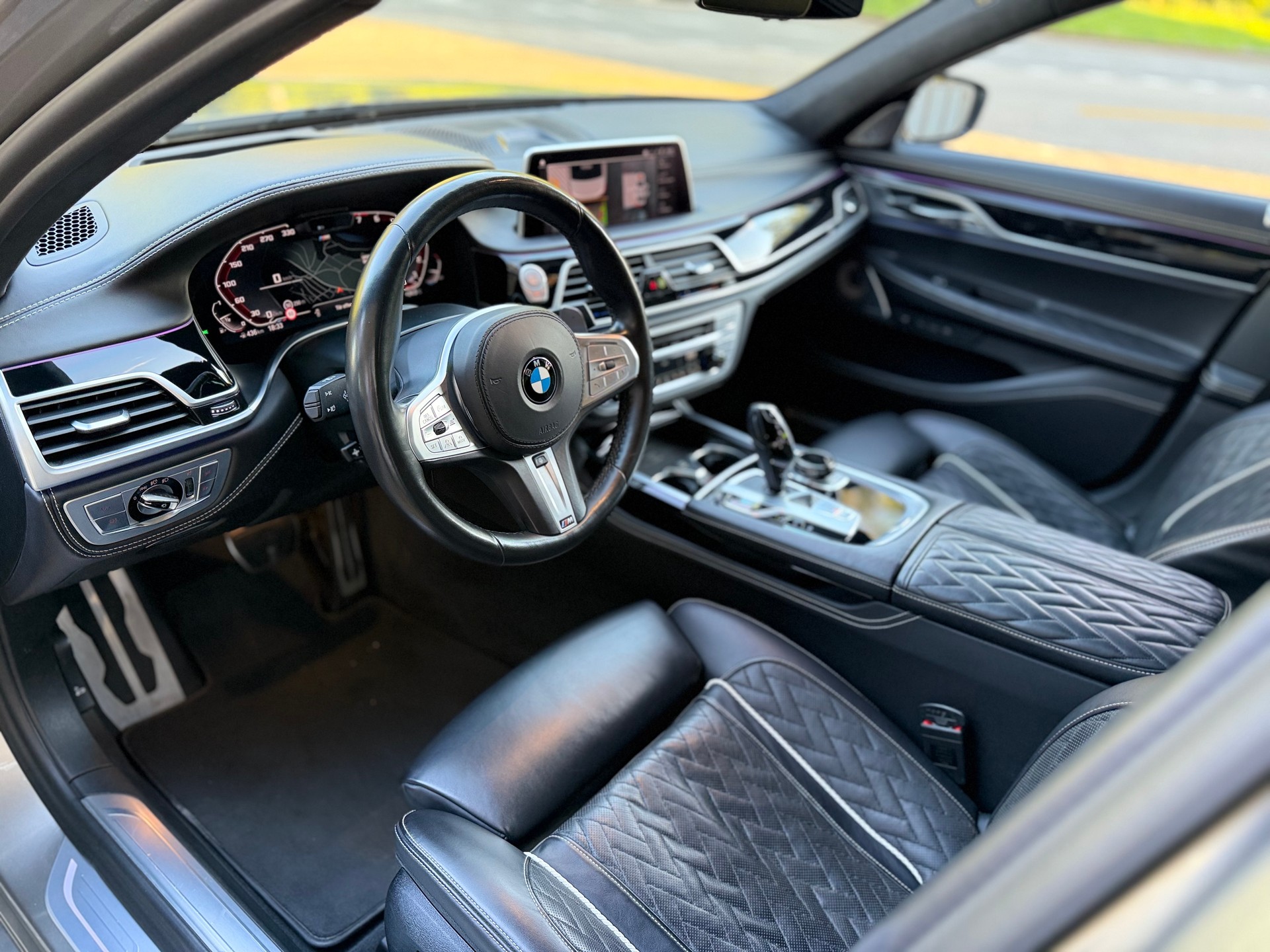BMW 750i xDrive Steptronic-image-6