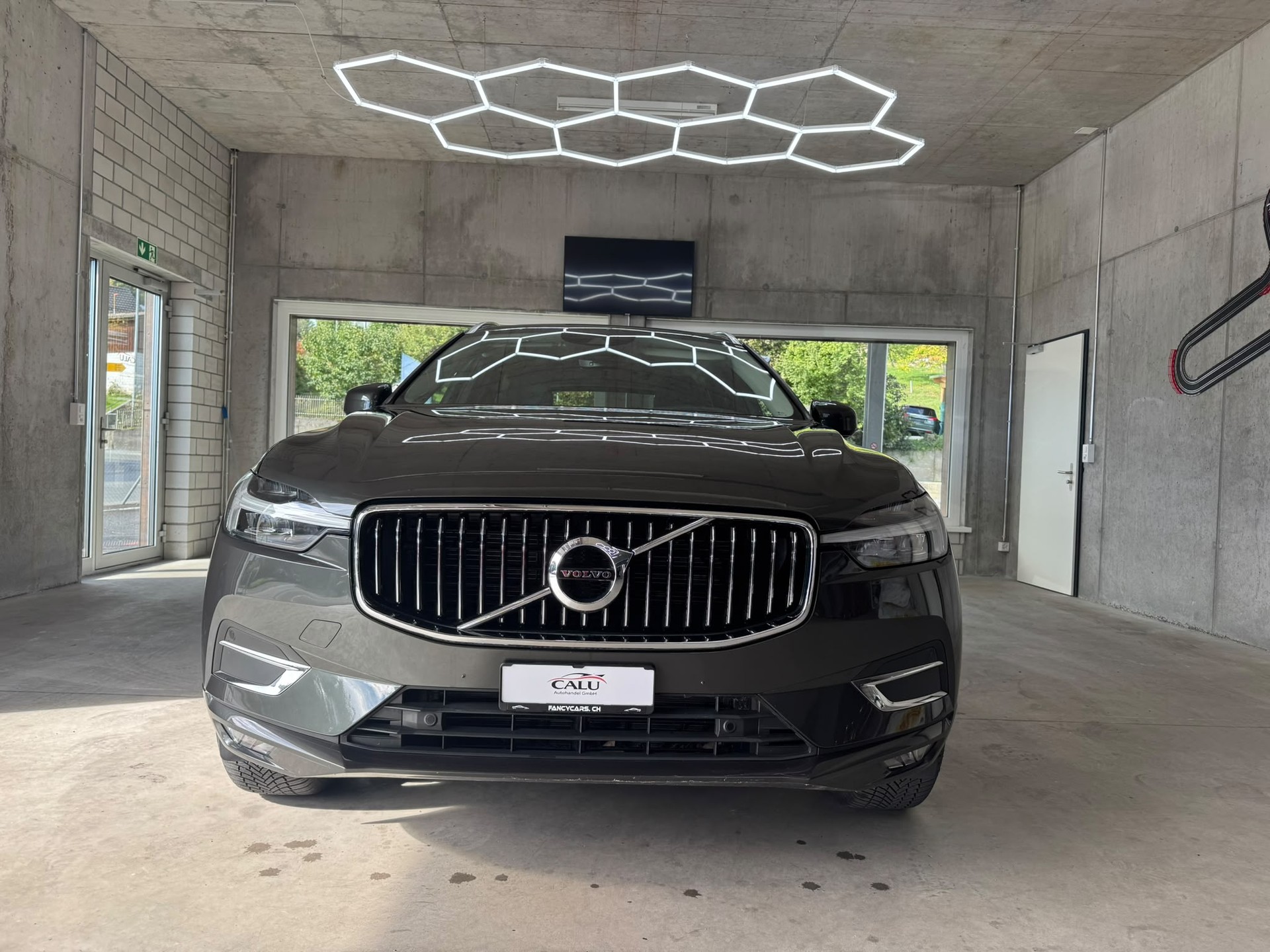 VOLVO XC60-image-1