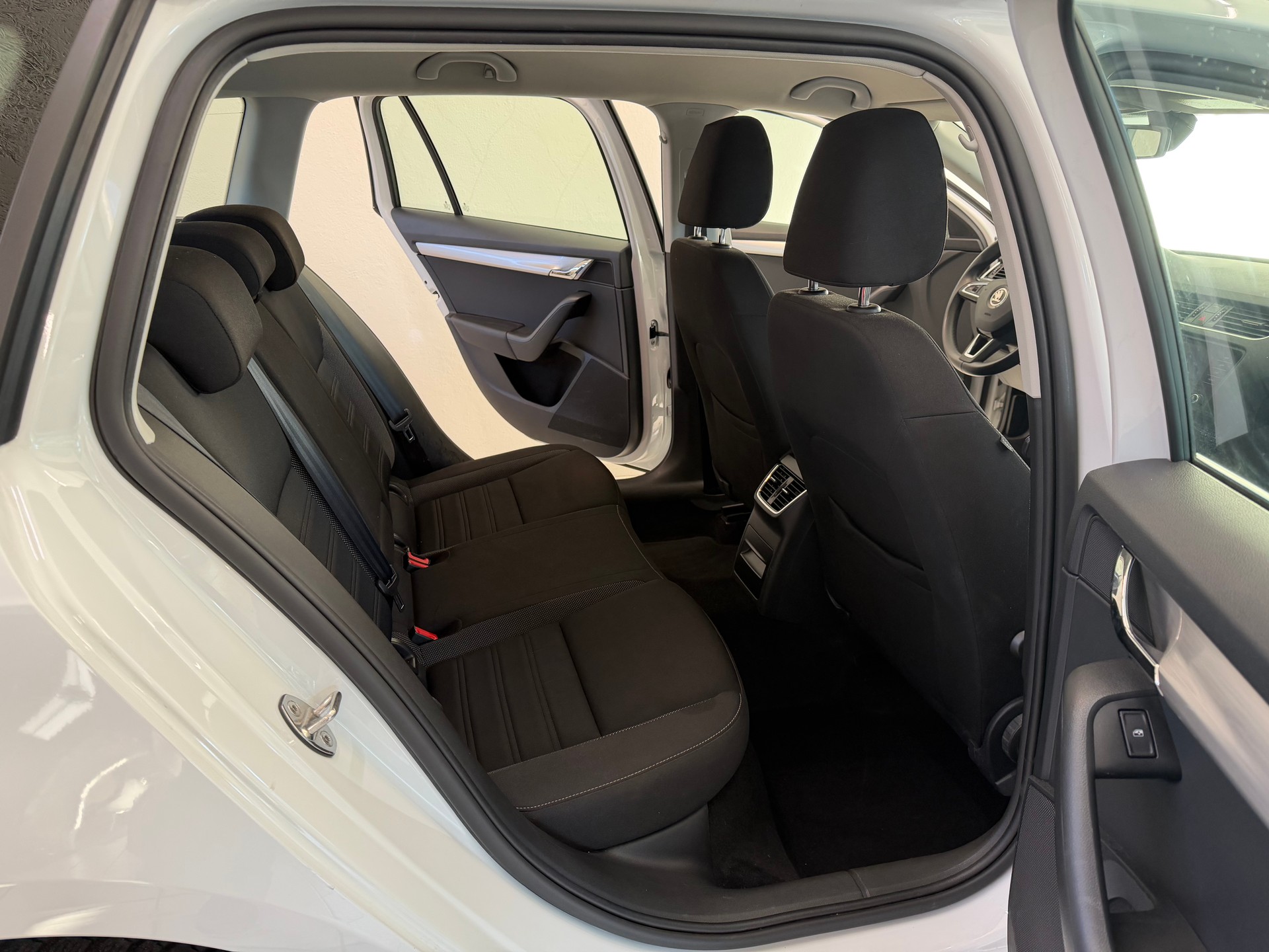 SKODA Octavia Combi 2.0 TDI Ambition DSG-image-11
