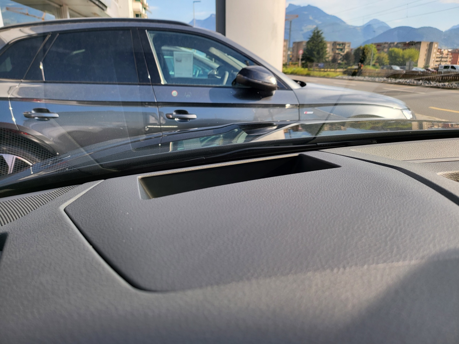 AUDI Q8 55 e-tron S line quattro-image-10