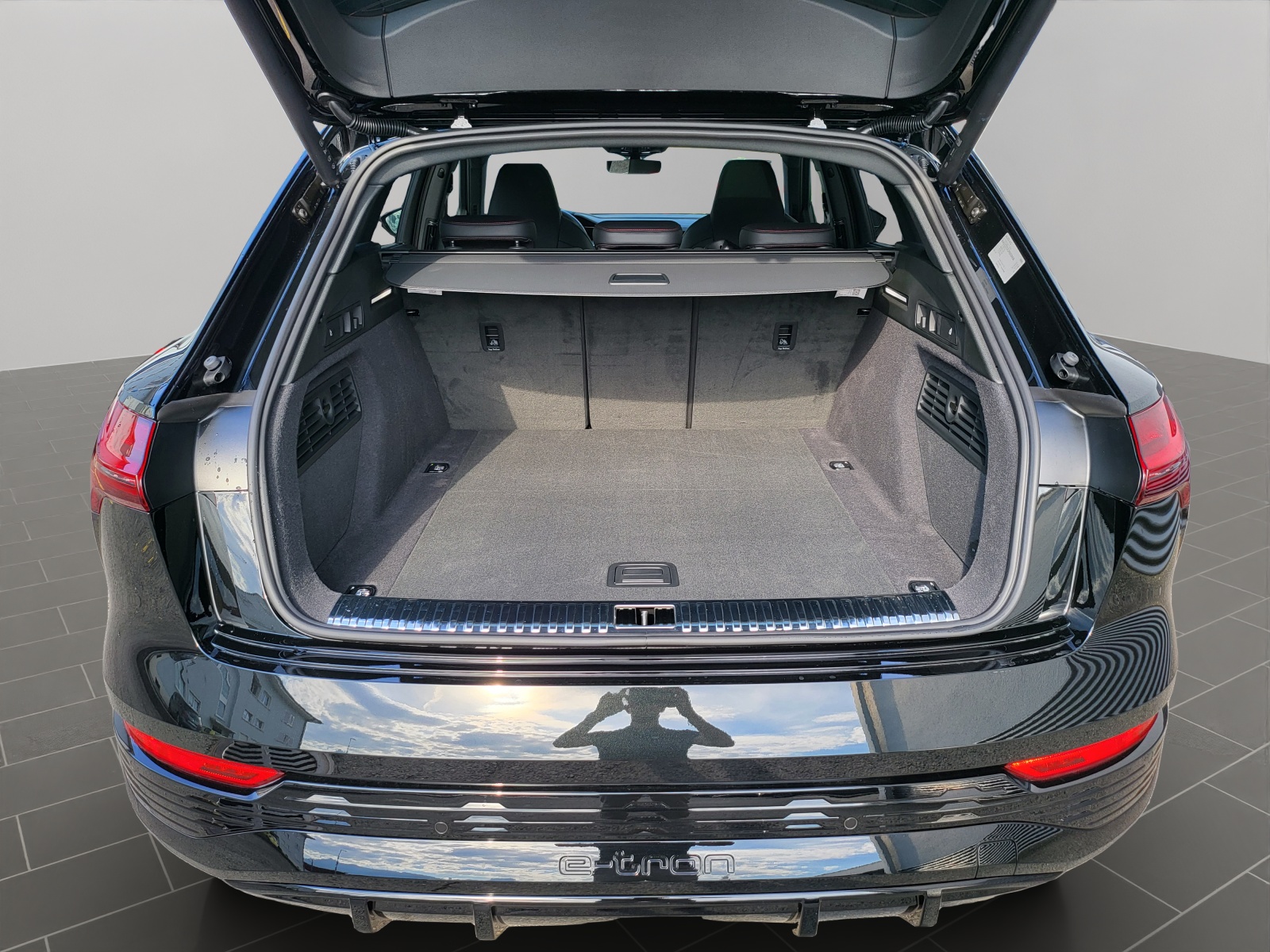 AUDI Q8 55 e-tron S line quattro-image-15