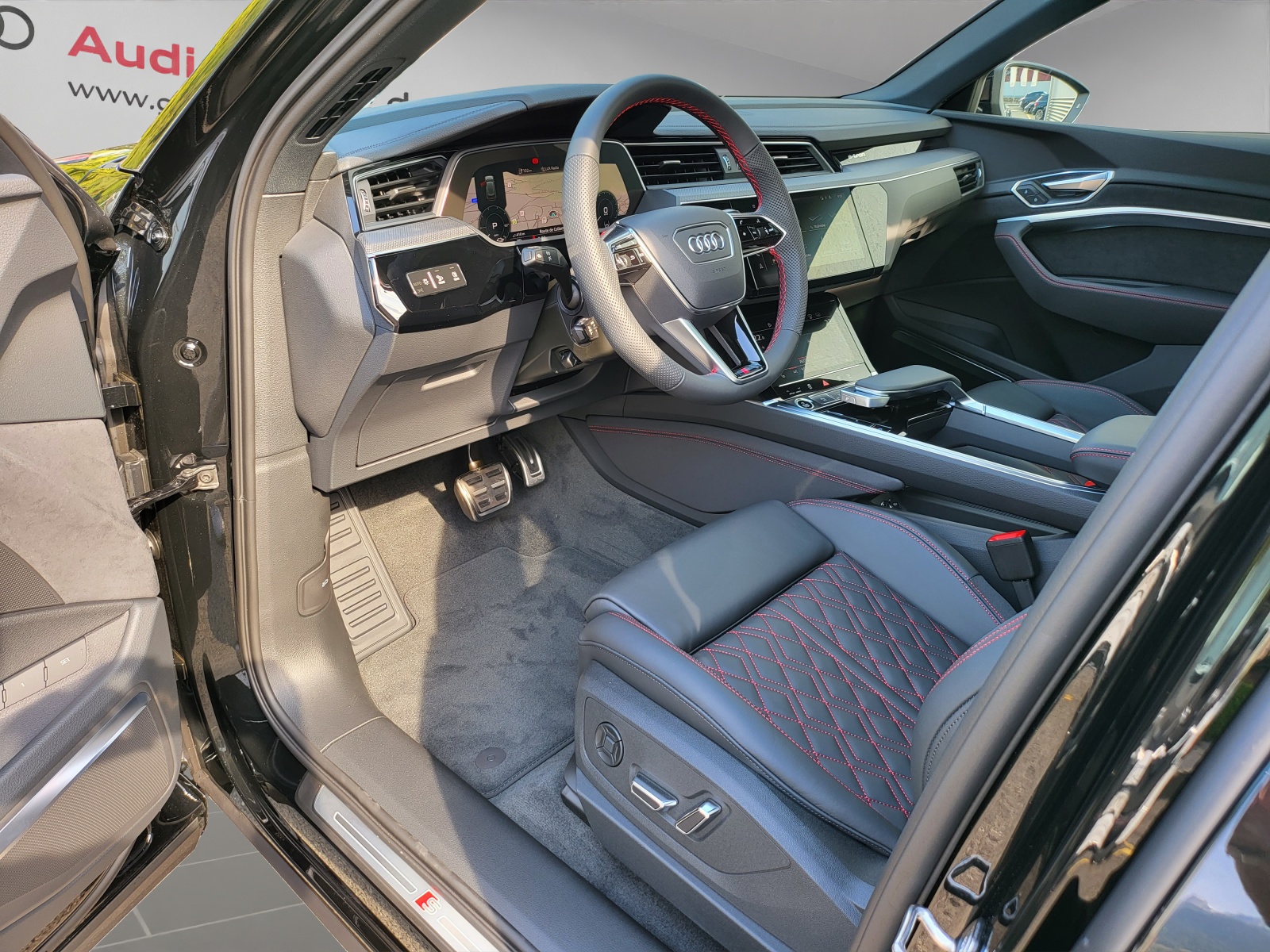 AUDI Q8 55 e-tron S line quattro-image-6