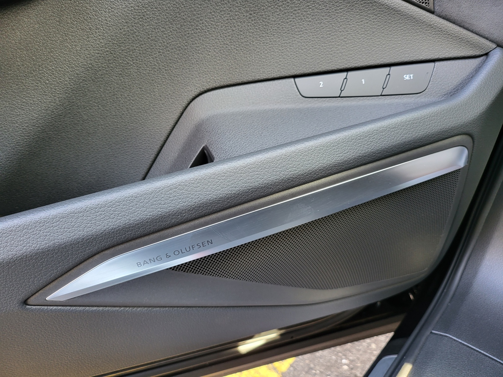 AUDI Q8 55 e-tron S line quattro-image-13