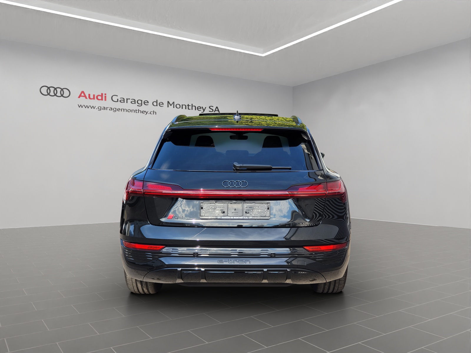 AUDI Q8 55 e-tron S line quattro-image-4
