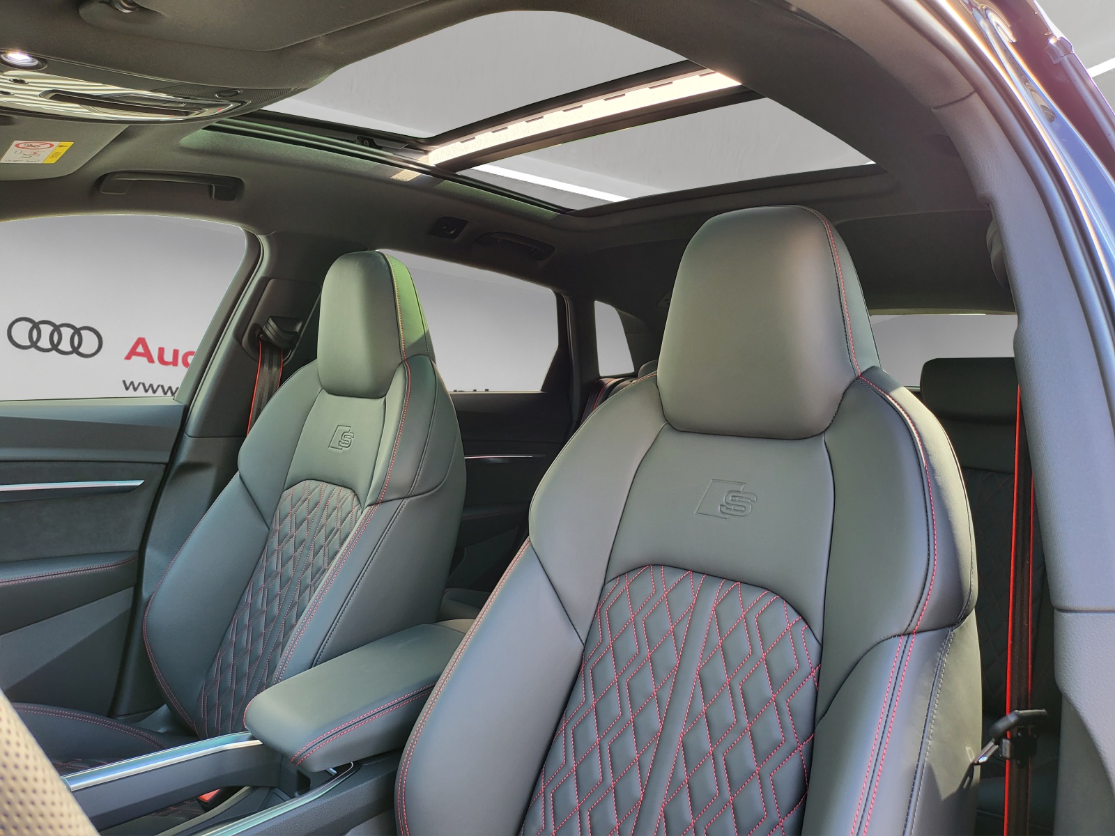 AUDI Q8 55 e-tron S line quattro-image-7