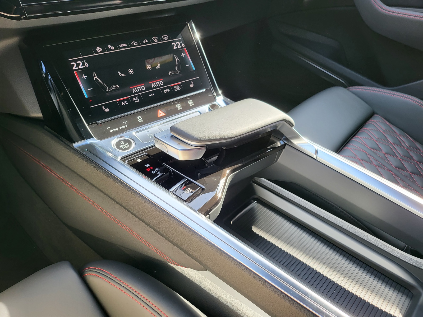 AUDI Q8 55 e-tron S line quattro-image-12