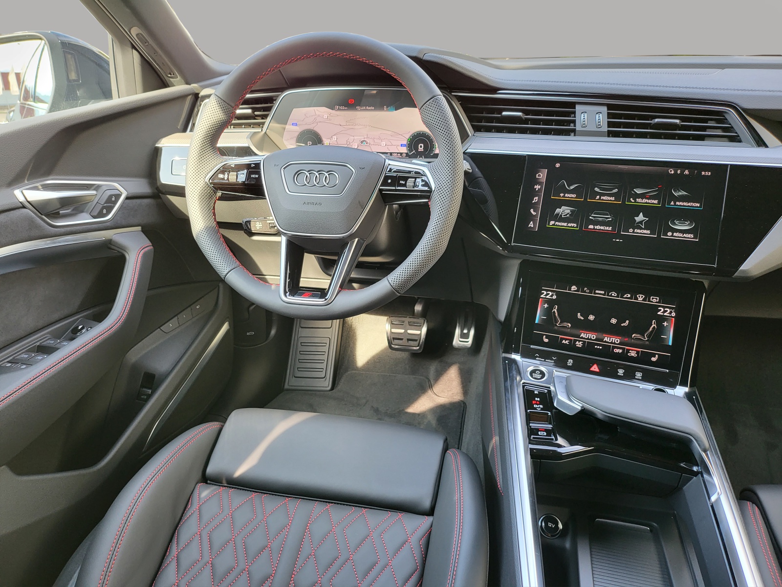 AUDI Q8 55 e-tron S line quattro-image-9