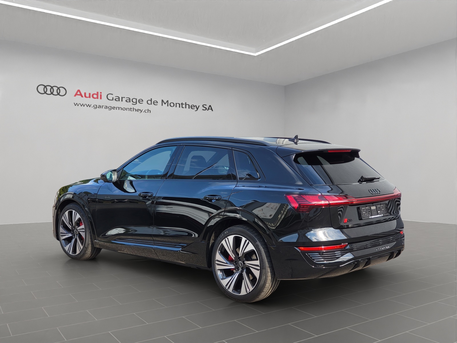 AUDI Q8 55 e-tron S line quattro-image-5