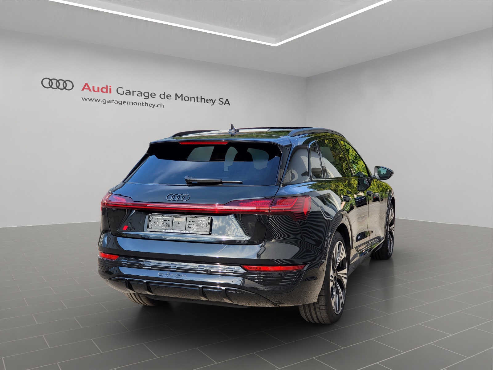 AUDI Q8 55 e-tron S line quattro-image-3