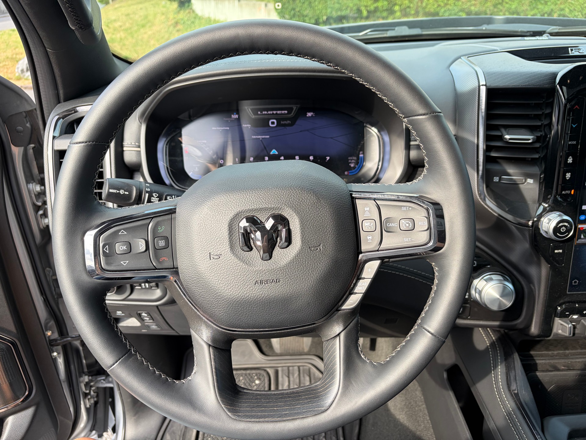 DODGE Ram 1500 Limited Crew Cab 5,7 V8 Night Edition E-Torque-image-8
