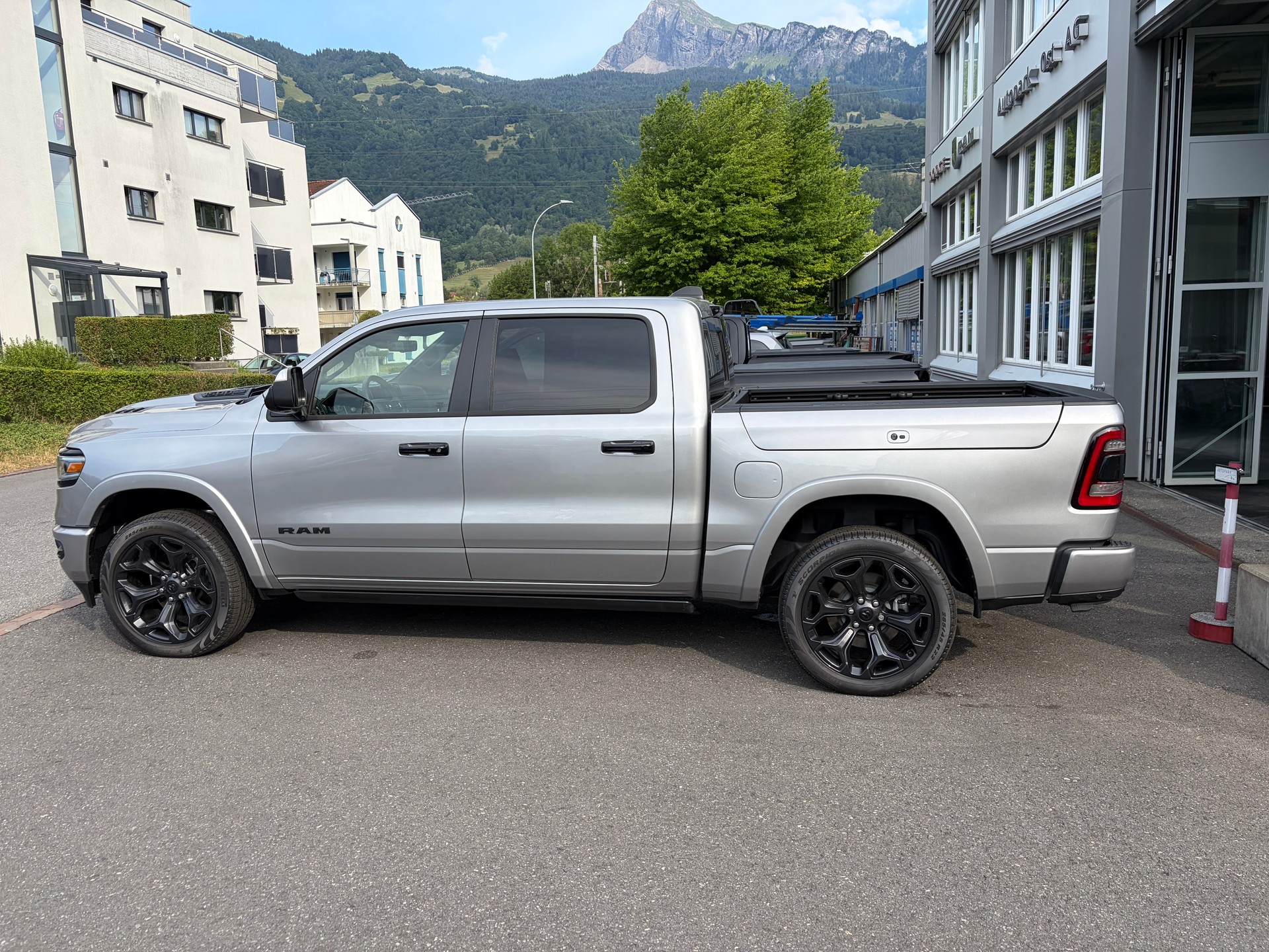 DODGE Ram 1500 Limited Crew Cab 5,7 V8 Night Edition E-Torque-image-2
