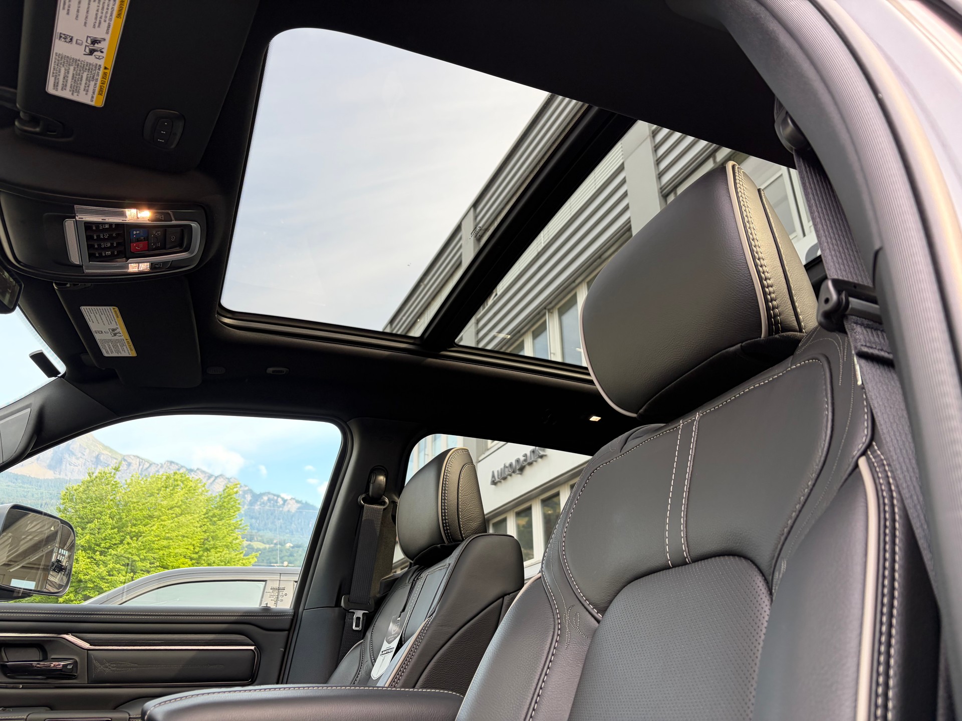 DODGE Ram 1500 Limited Crew Cab 5,7 V8 Night Edition E-Torque-image-10