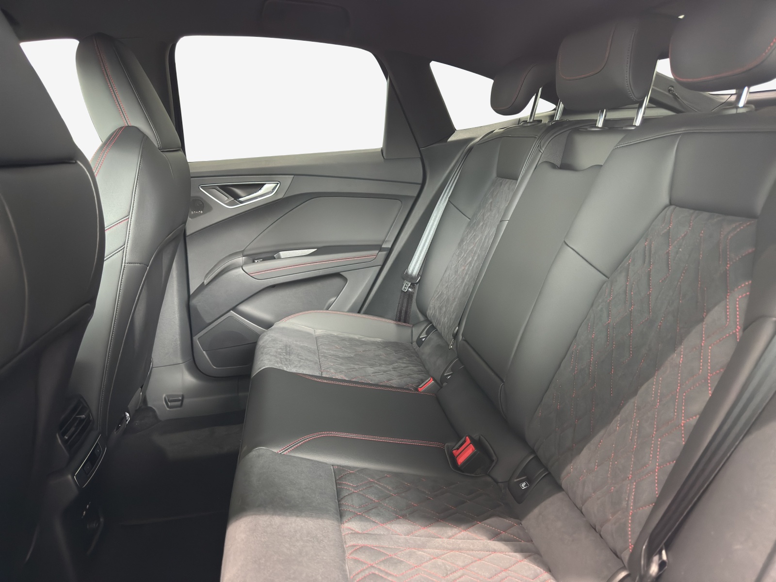 AUDI Q4 Sportback e-tron 45 Edition Swiss Ski quattro-image-10