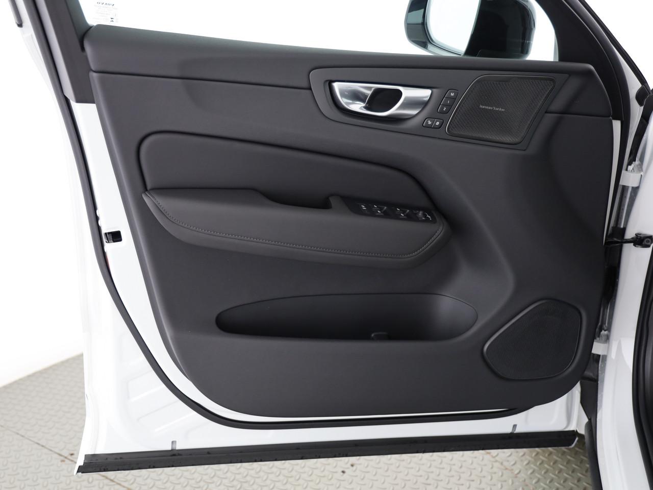 VOLVO XC60 2.0 T8 TE Black Edition eAWD-image-14