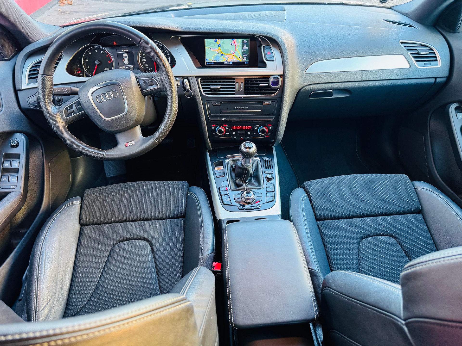 AUDI A4 Avant 2.0 TFSI S-line-image-2