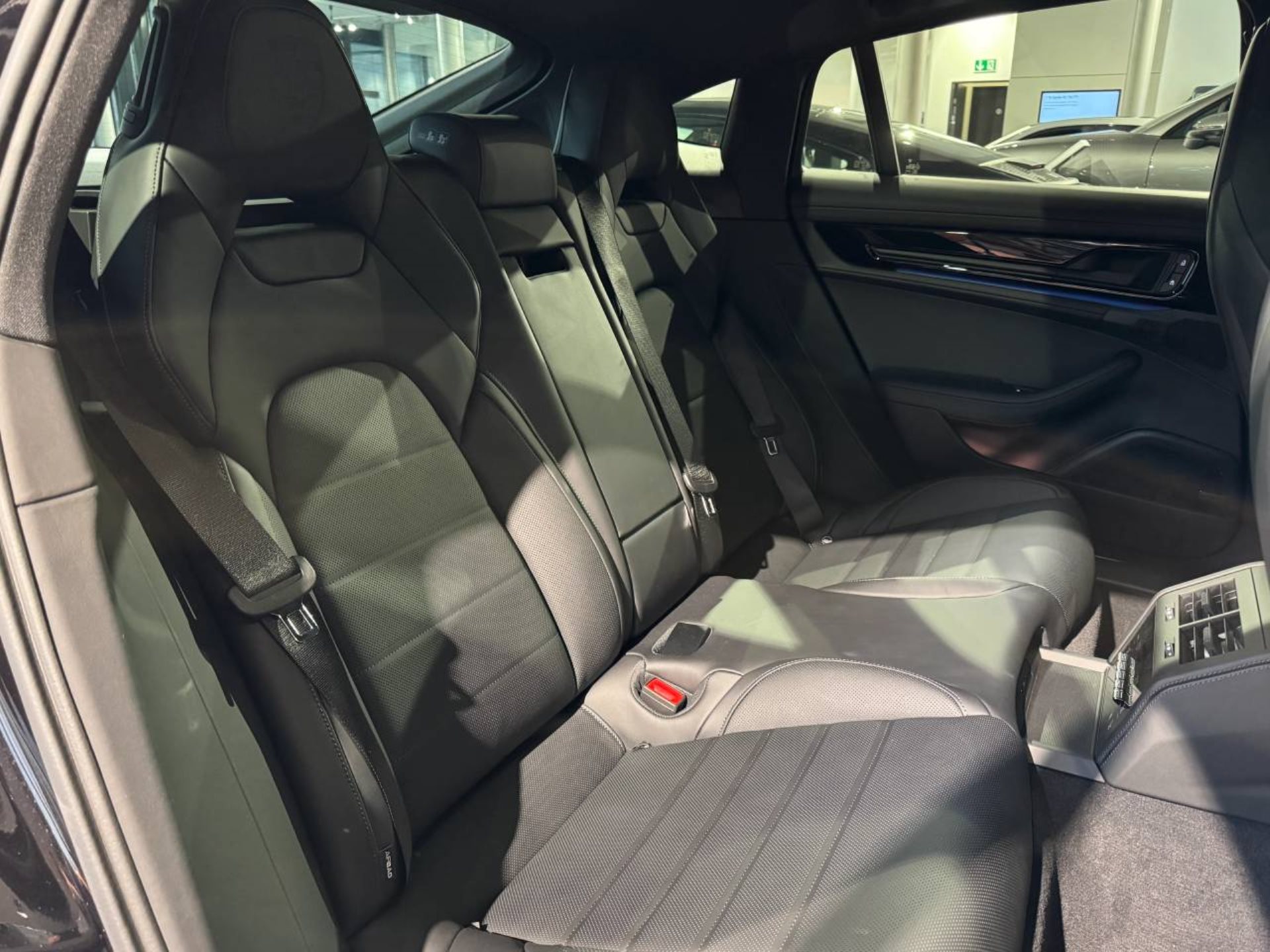 PORSCHE Panamera 4 E-Hybrid-image-30
