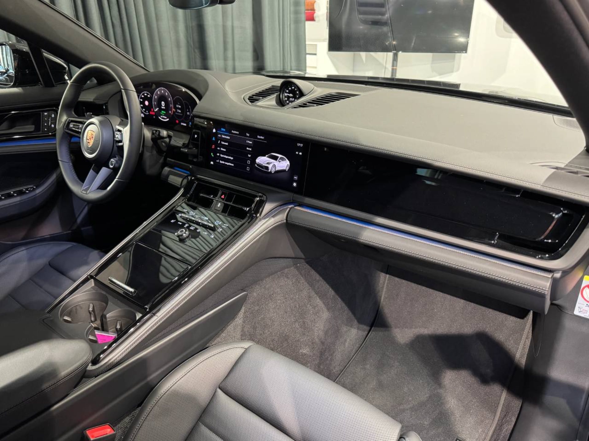 PORSCHE Panamera 4 E-Hybrid-image-23