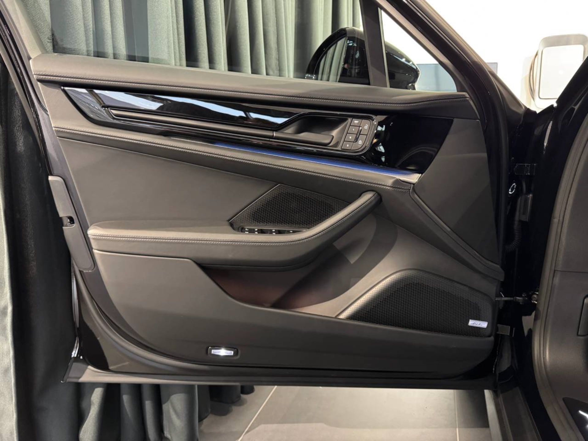 PORSCHE Panamera 4 E-Hybrid-image-26