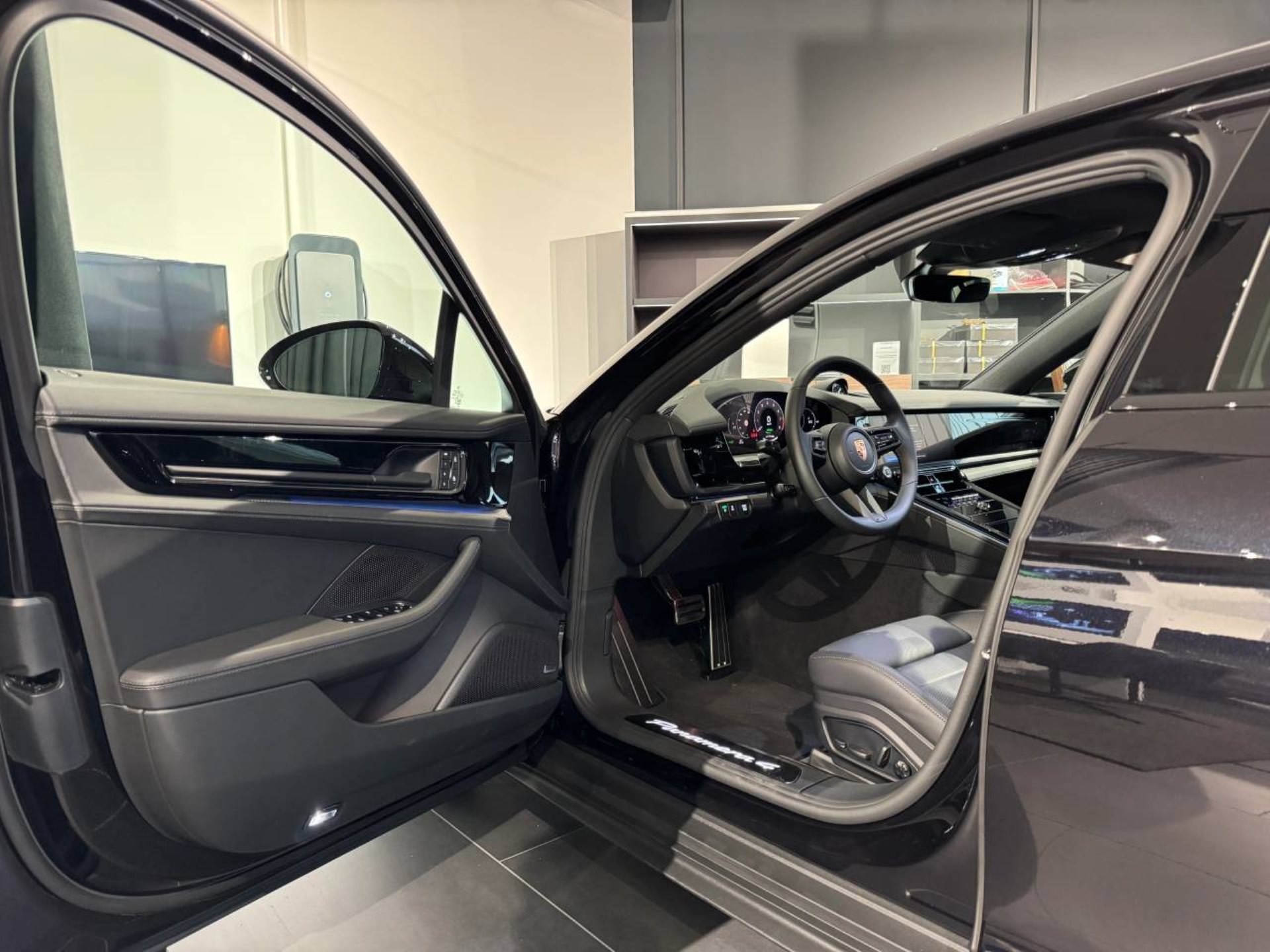 PORSCHE Panamera 4 E-Hybrid-image-3