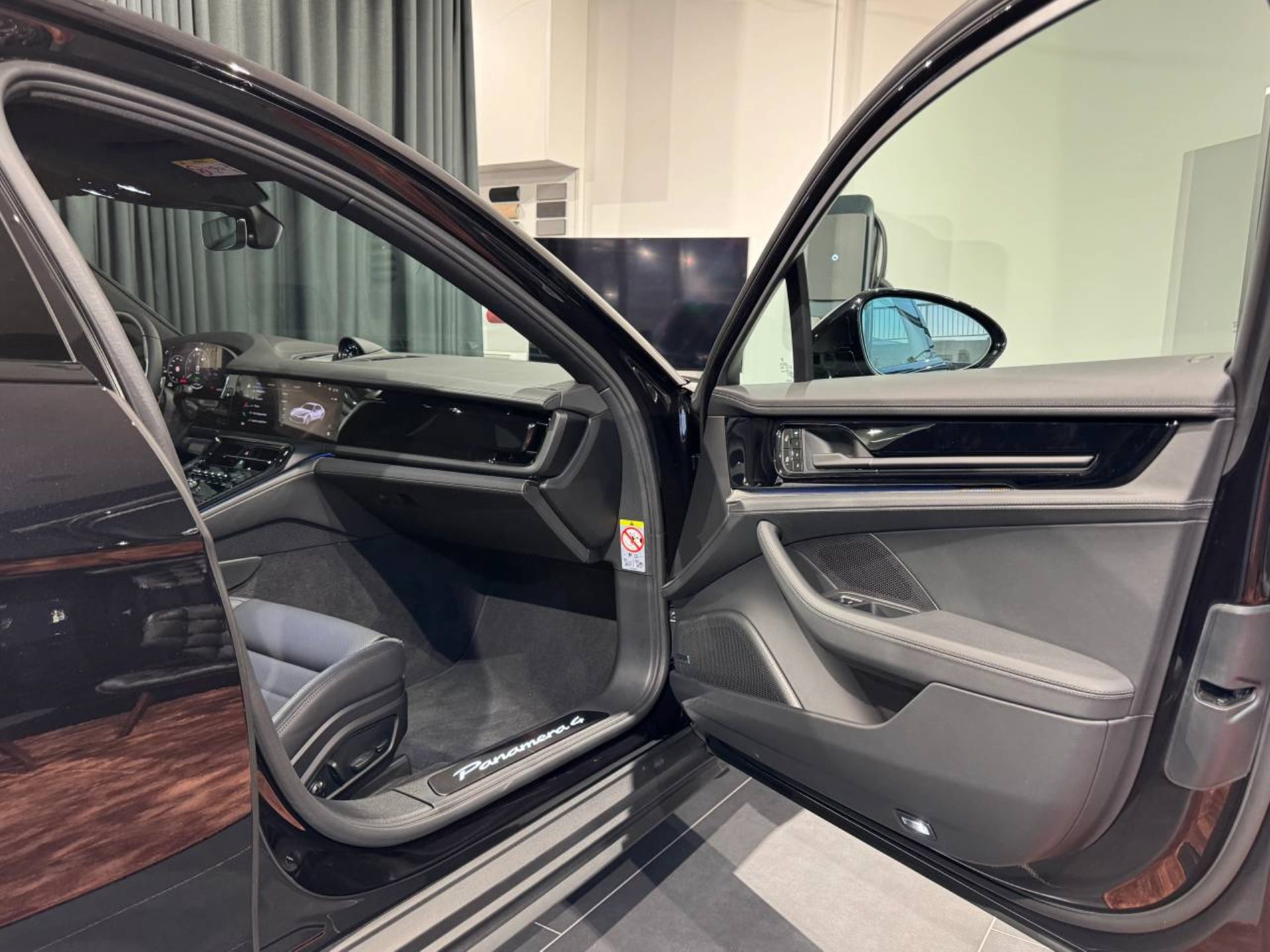PORSCHE Panamera 4 E-Hybrid-image-25