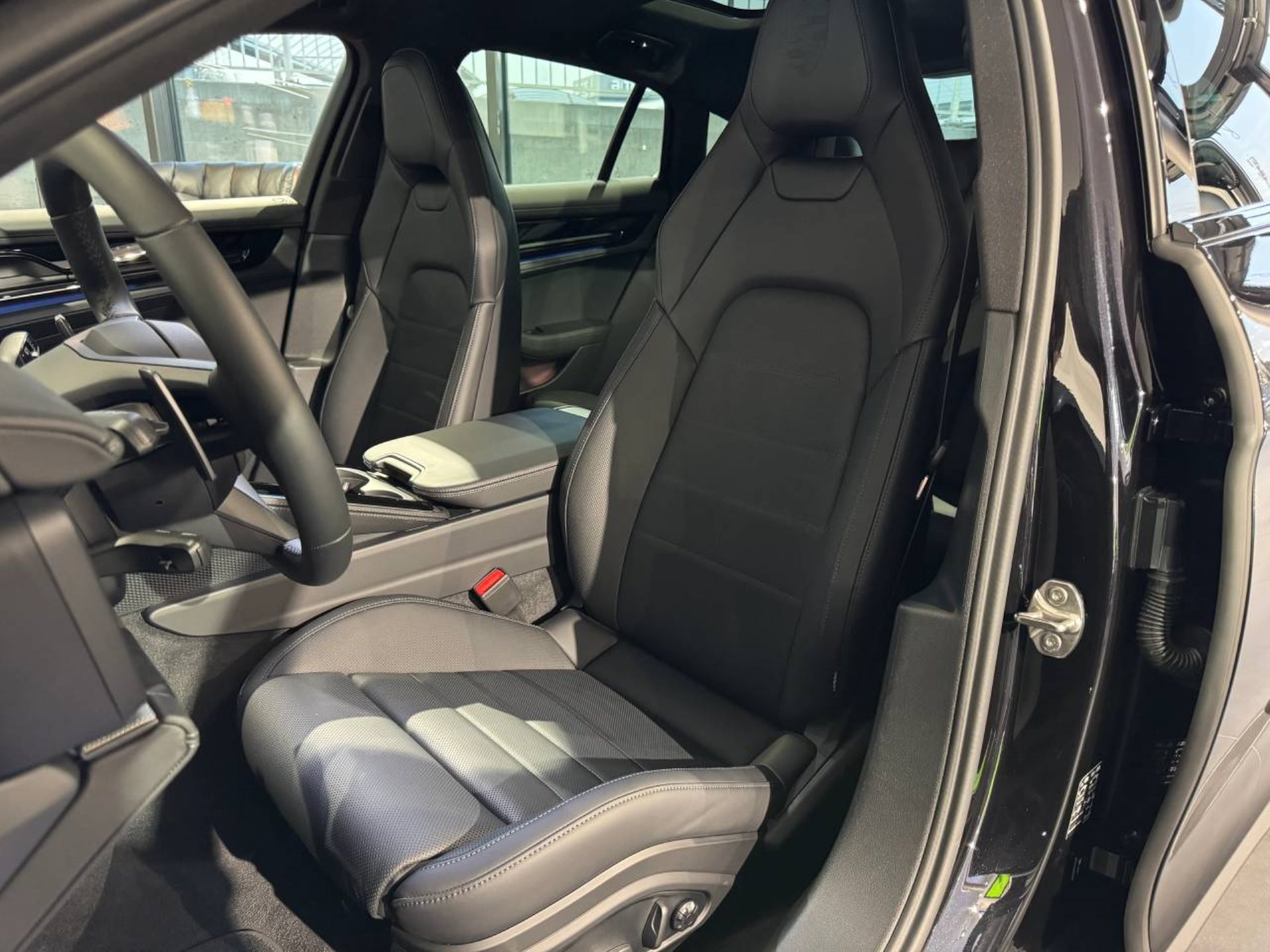 PORSCHE Panamera 4 E-Hybrid-image-4