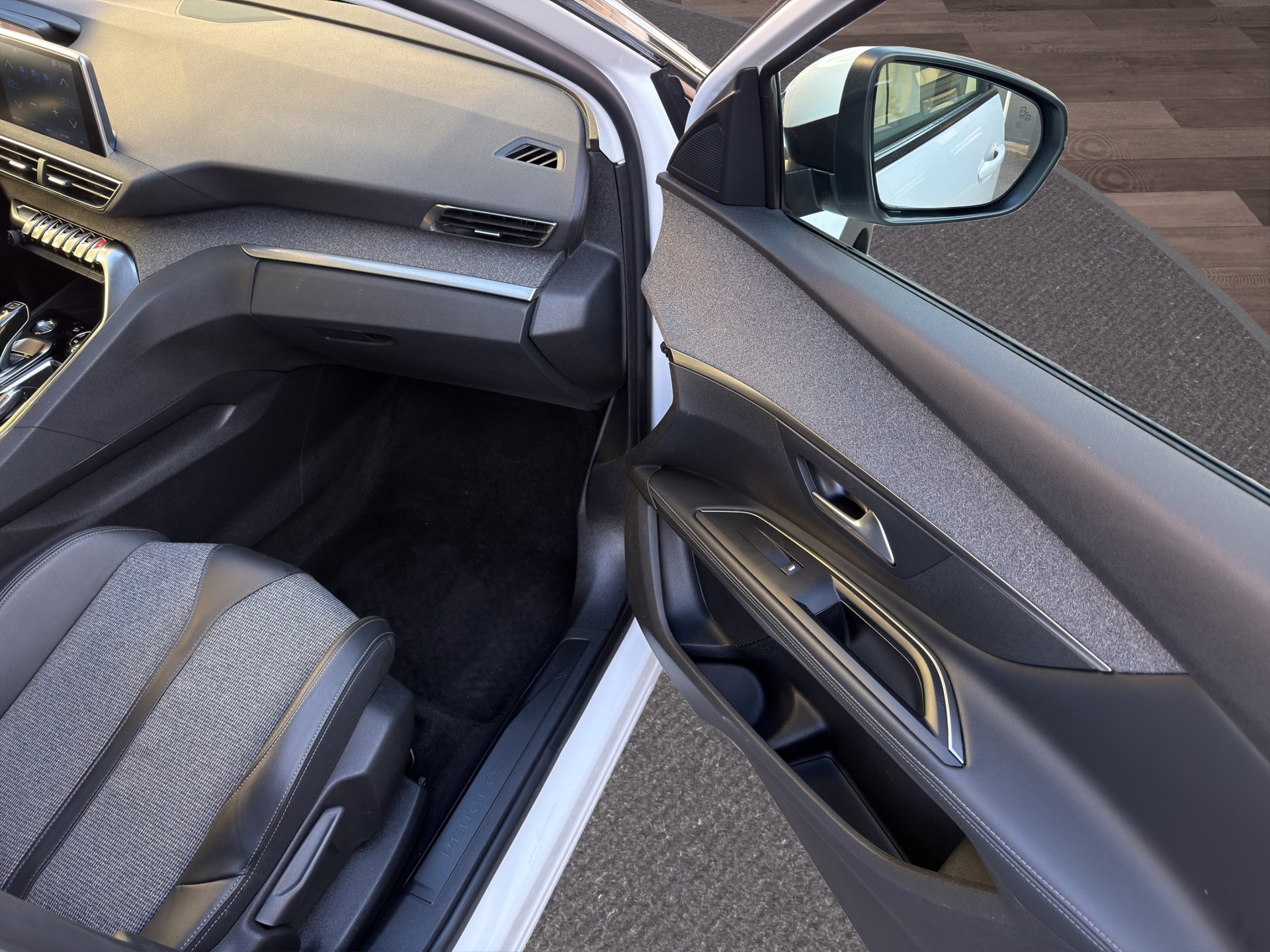 PEUGEOT 5008 1.2 Pure Tech Allure EAT8-image-20