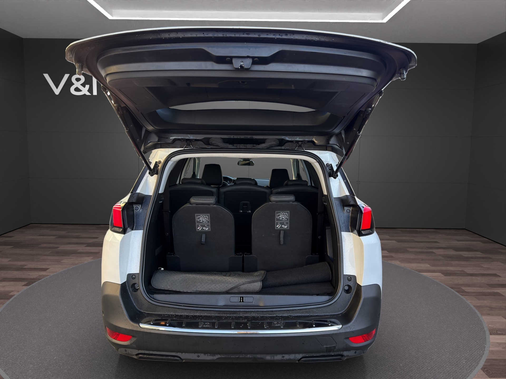 PEUGEOT 5008 1.2 Pure Tech Allure EAT8-image-23