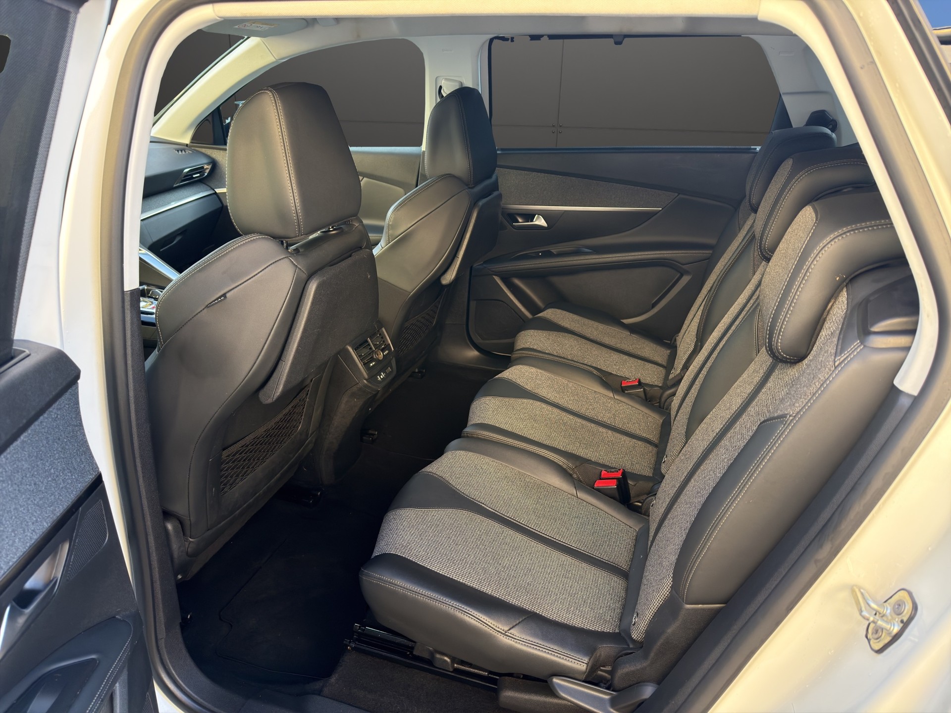PEUGEOT 5008 1.2 Pure Tech Allure EAT8-image-21
