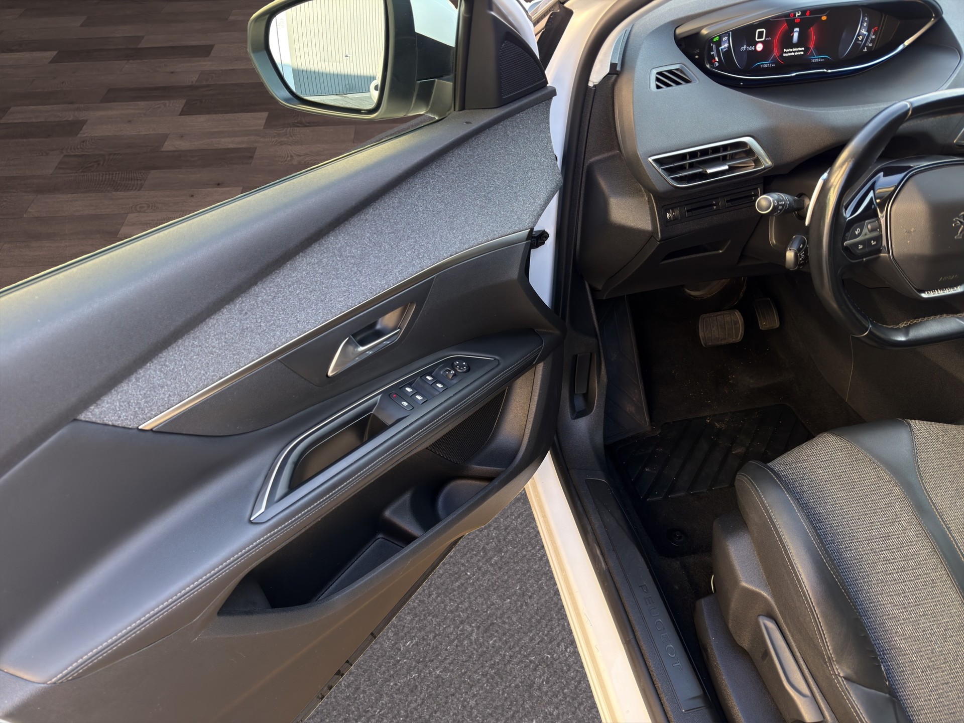 PEUGEOT 5008 1.2 Pure Tech Allure EAT8-image-19