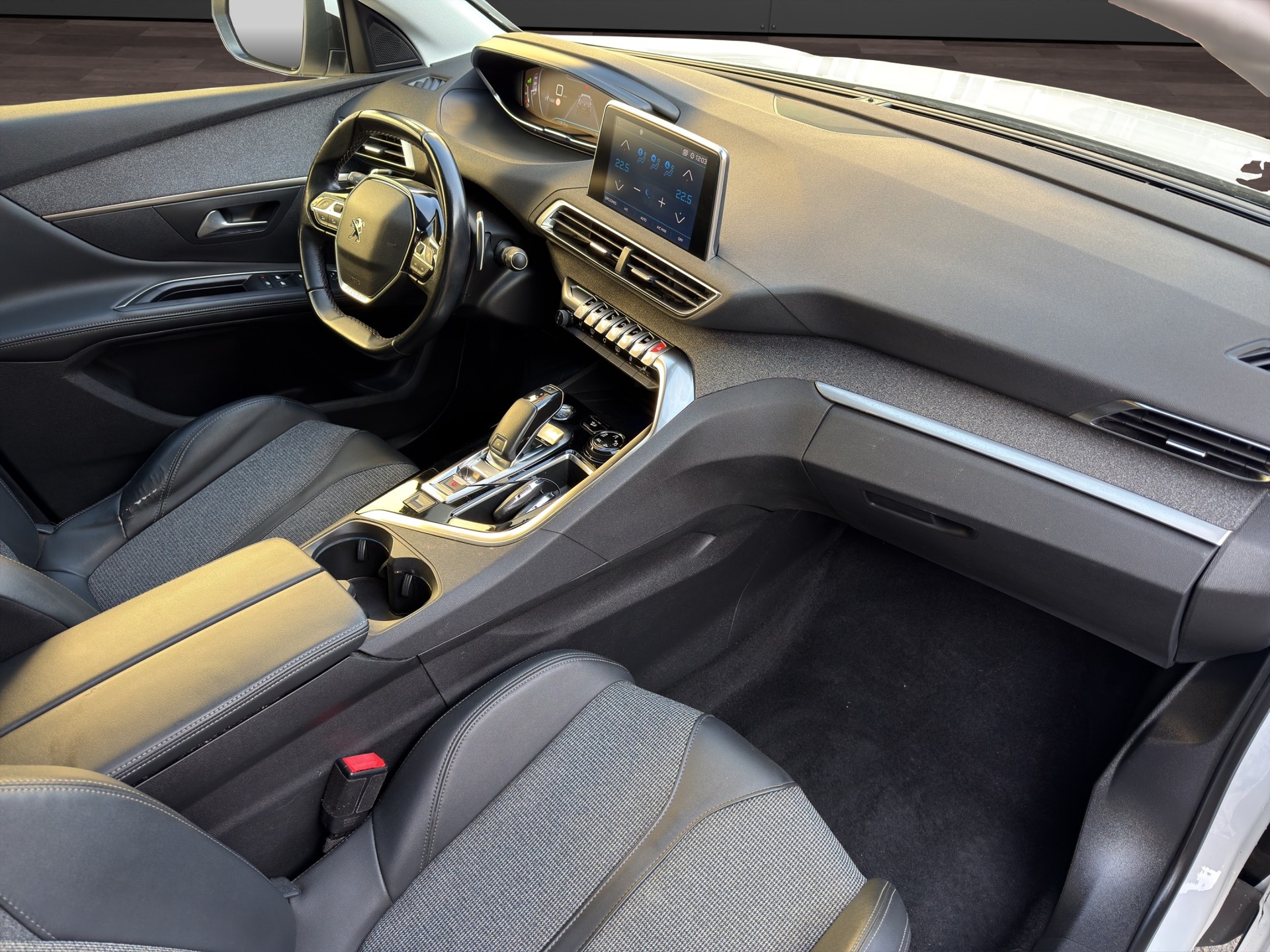 PEUGEOT 5008 1.2 Pure Tech Allure EAT8-image-18