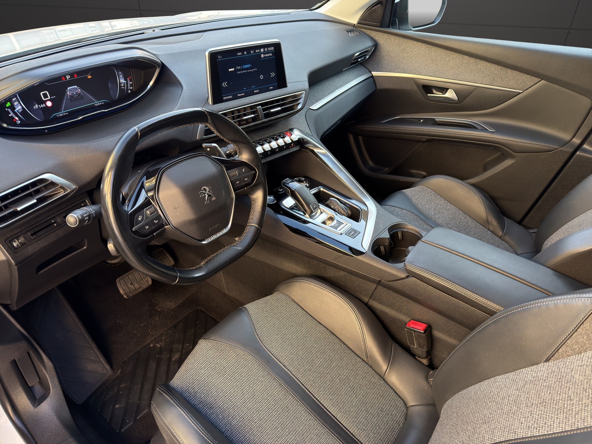 PEUGEOT 5008 1.2 Pure Tech Allure EAT8-image-9