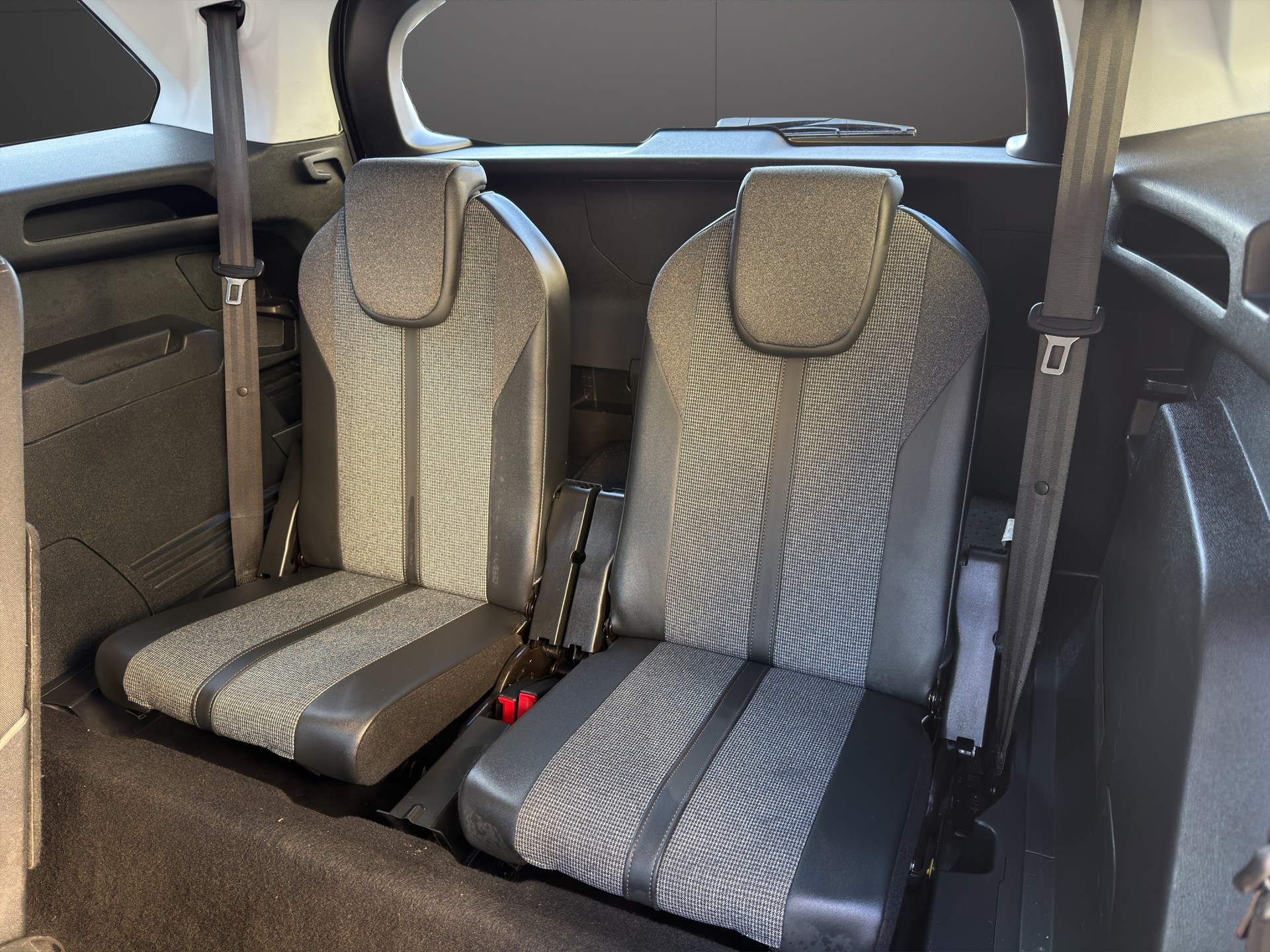 PEUGEOT 5008 1.2 Pure Tech Allure EAT8-image-22